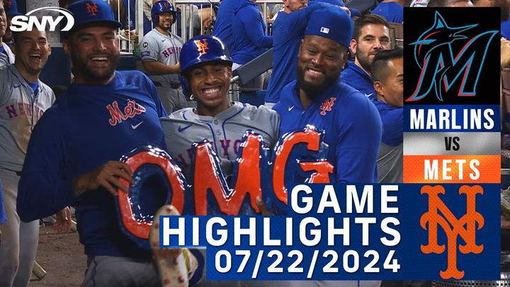 Mets players holding "OMG" sign