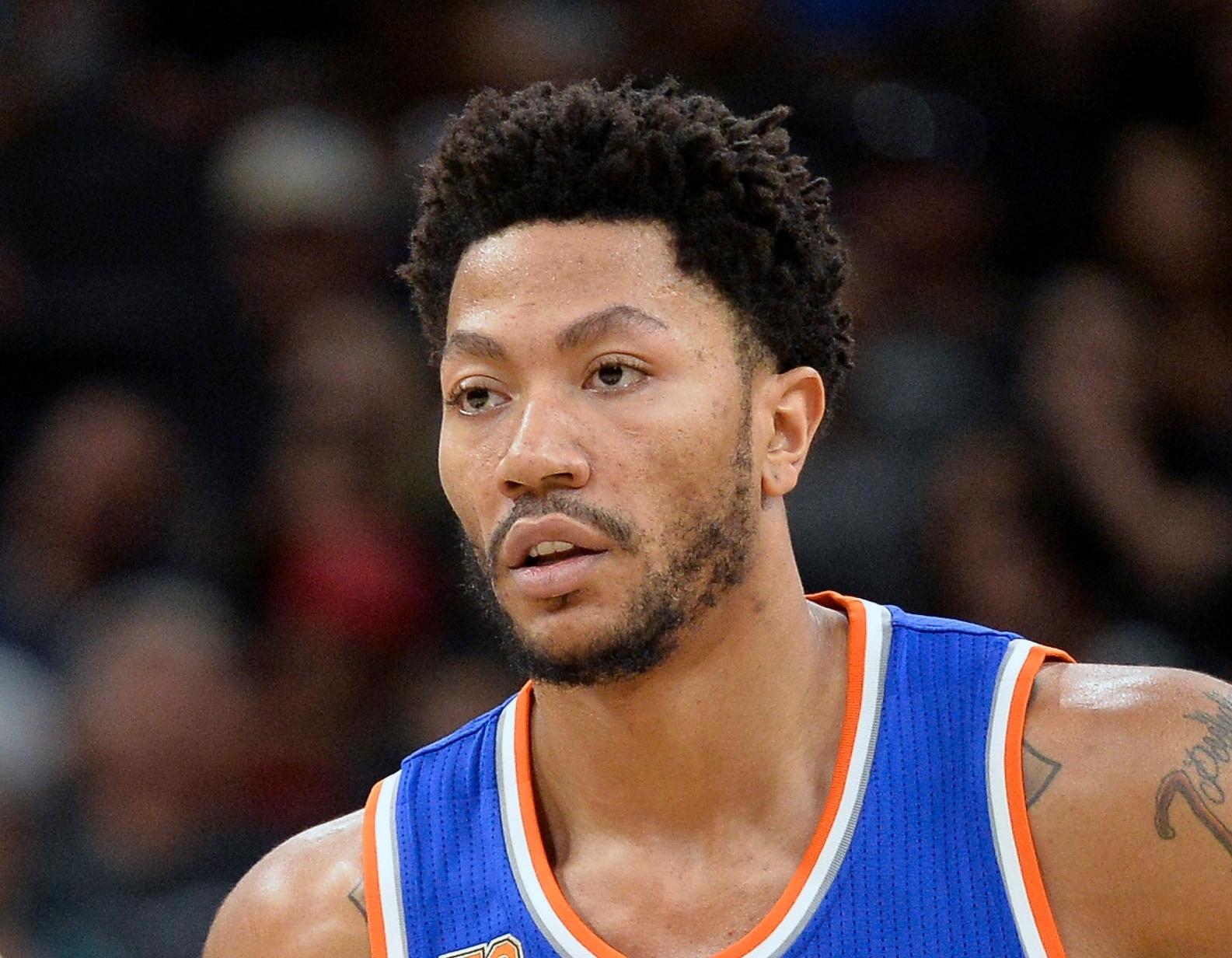 New York Knicks' Courtney Lee, left, and Derrick Rose stand on the court during a free throw attempt in the first half of an NBA basketball game against the San Antonio Spurs, Saturday, March 25, 2017, in San Antonio. San Antonio won 106-98. (AP Photo/Darren Abate)