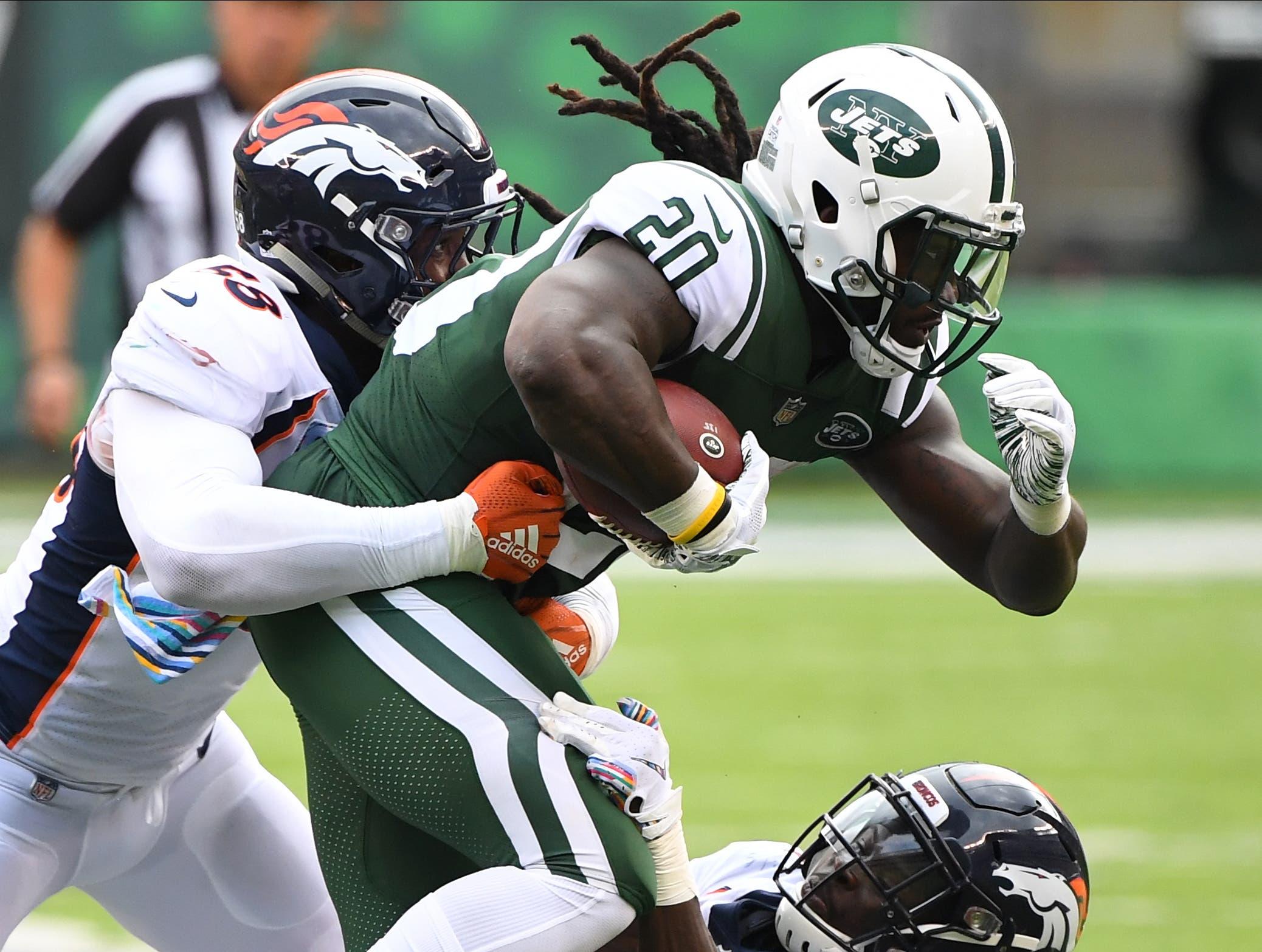 New York Jets running back Isaiah Crowell carries the ball against the Denver Broncos in the second quarter at MetLife Stadium. / Robert Deutsch/USA TODAY Sports