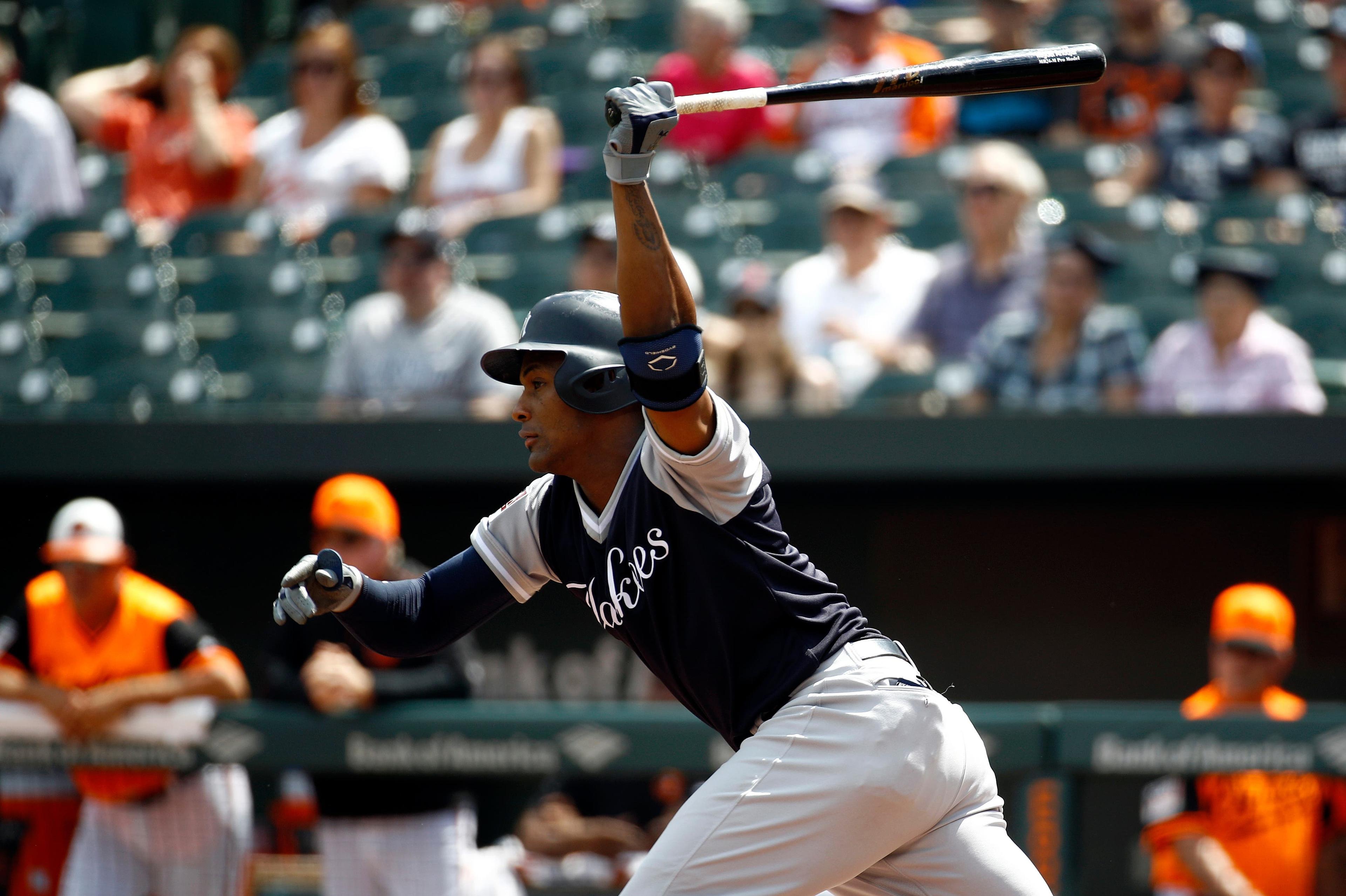 New York Yankees' Miguel Andujar hits a fielder's choice ground ball in the first inning of a baseball game against the Baltimore Orioles. / AP