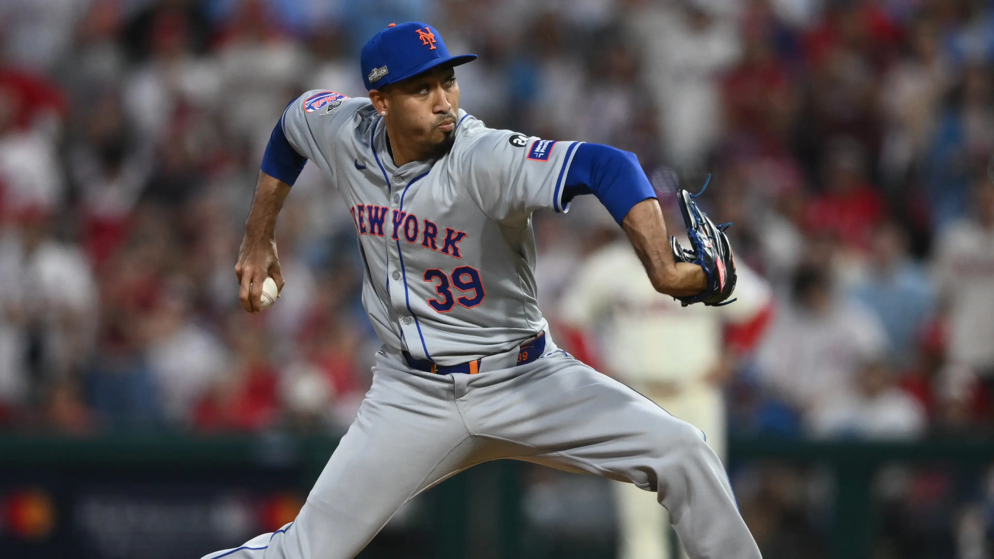 New York Mets relief pitcher Edwin Diaz (39) pitches in the eighth inning against the Philadelphia Phillies during game two of the NLDS for the 2024 MLB Playoffs at Citizens Bank Park / Kyle Ross - Imagn Images