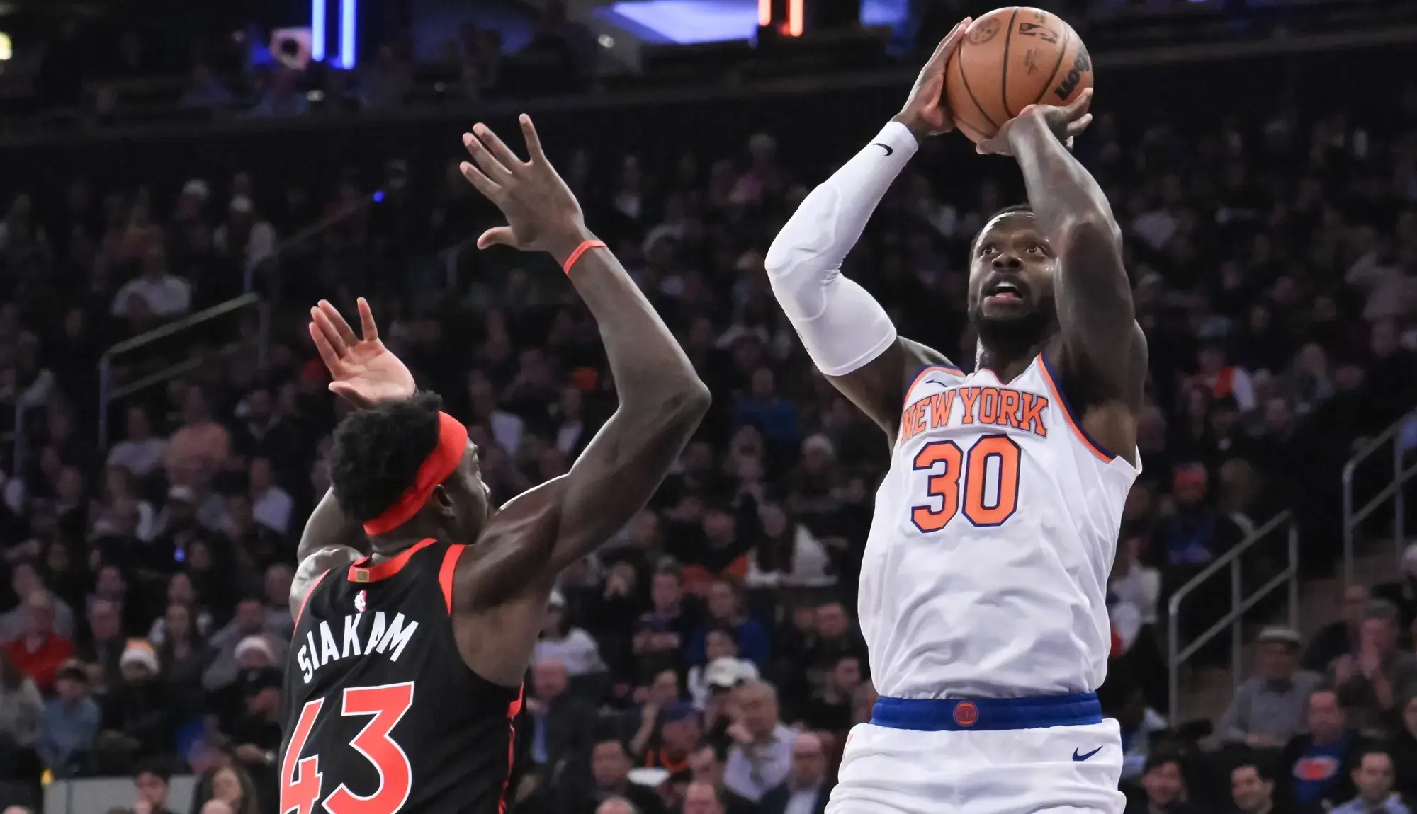 New York Knicks forward Julius Randle (30) shoots the ball while being defended by Toronto Raptors forward Pascal Siakam (43) during the first quarter at Madison Square Garden. / John Jones-USA TODAY Sports