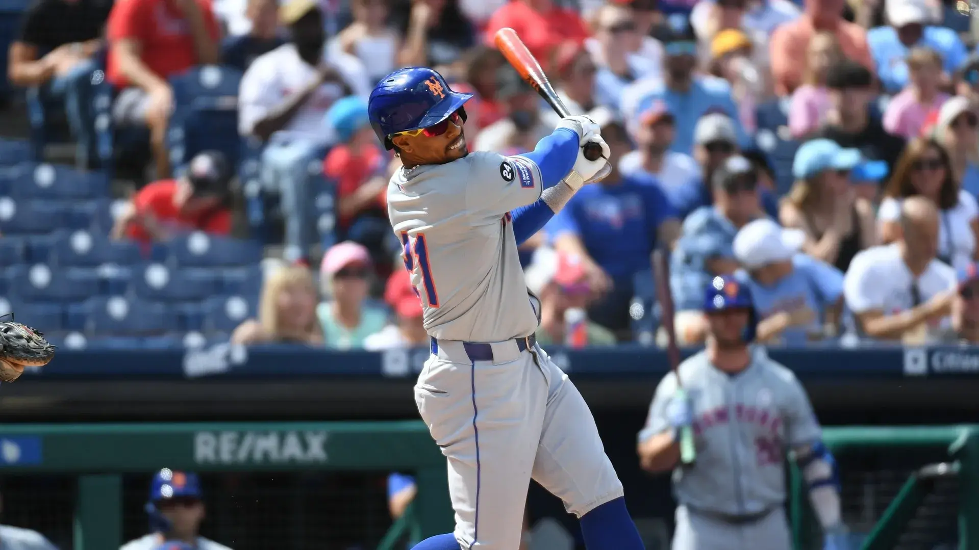 New York Mets shortstop Francisco Lindor (21) takes a swing during the first inning against the Philadelphia Phillies at Citizens Bank Park. He would leave the game with an injury. / Eric Hartline-Imagn Images