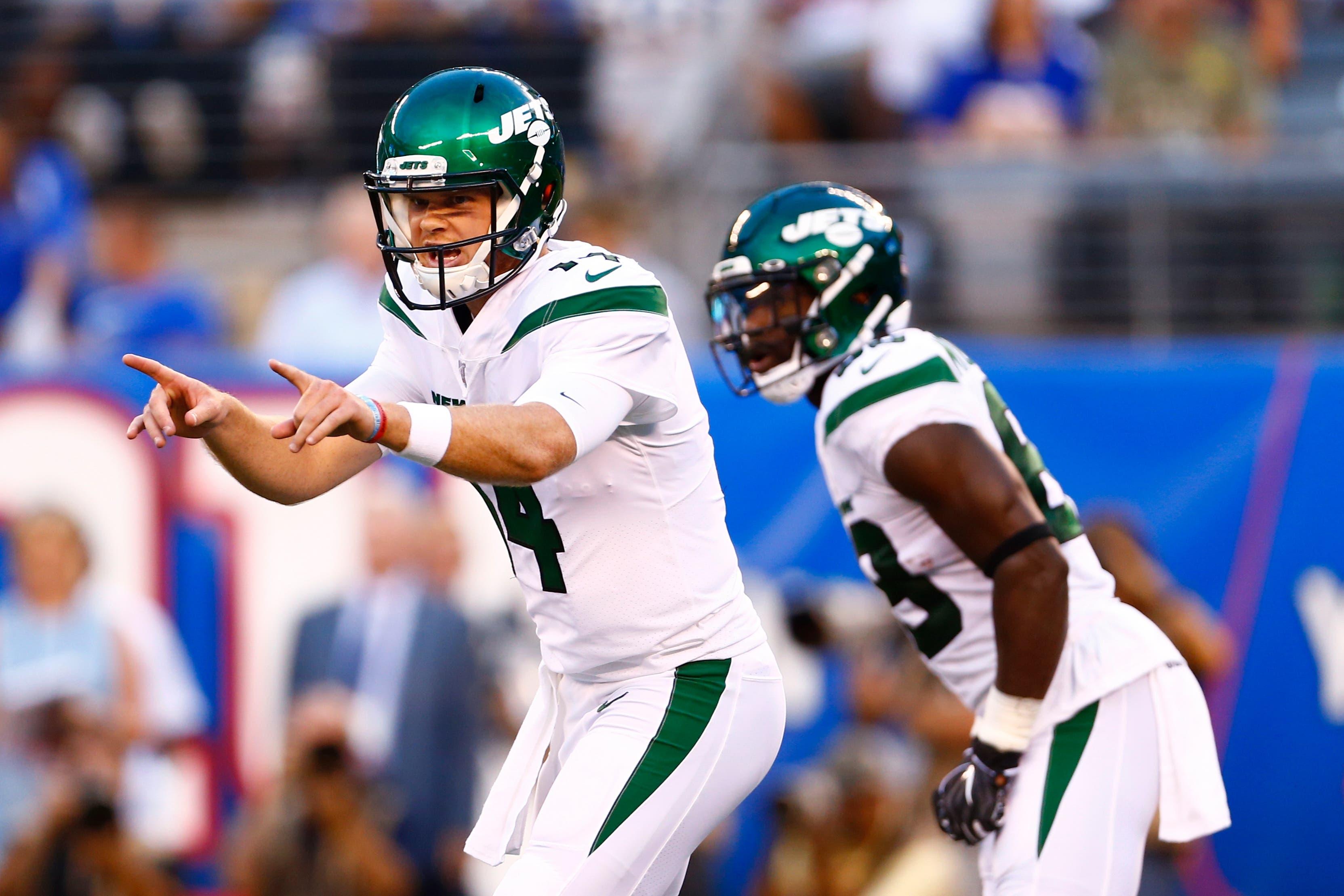 New York Jets quarterback Sam Darnold calls out to teammates as running back Ty Montgomery, right, looks on during the first half of a preseason NFL football game against the New York Giants Thursday, Aug. 8, 2019, in East Rutherford, N.J. (AP Photo/Adam Hunger) / Adam Hunger/AP