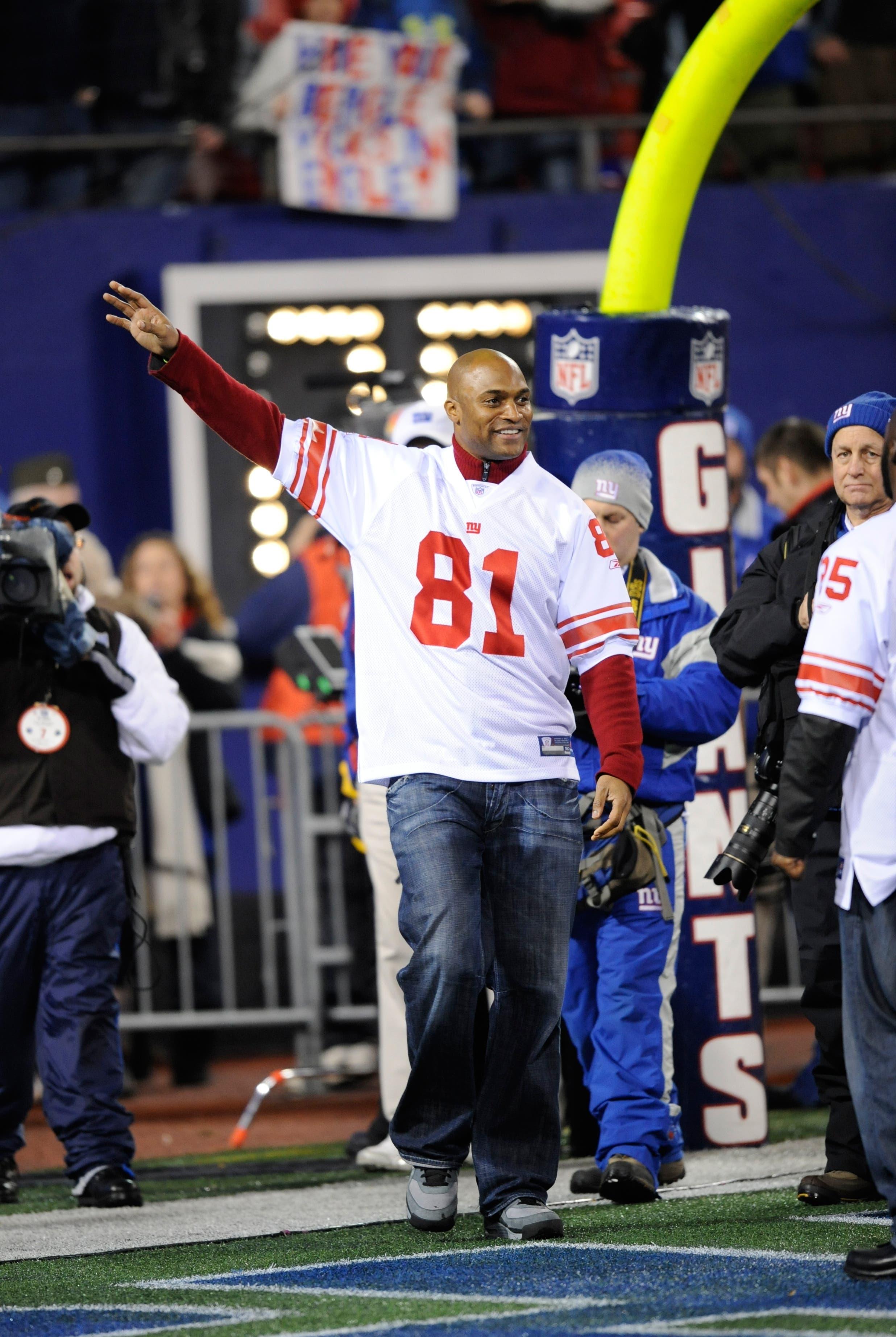 Ex-New York Giants' Amani Toomer waves before the NFL football game between the New York Giants and the Philadelphia Eagles Sunday, Dec. 13, 2009, in New York. (AP Photo/Henny Ray Abrams) / Henny Ray Abrams/AP