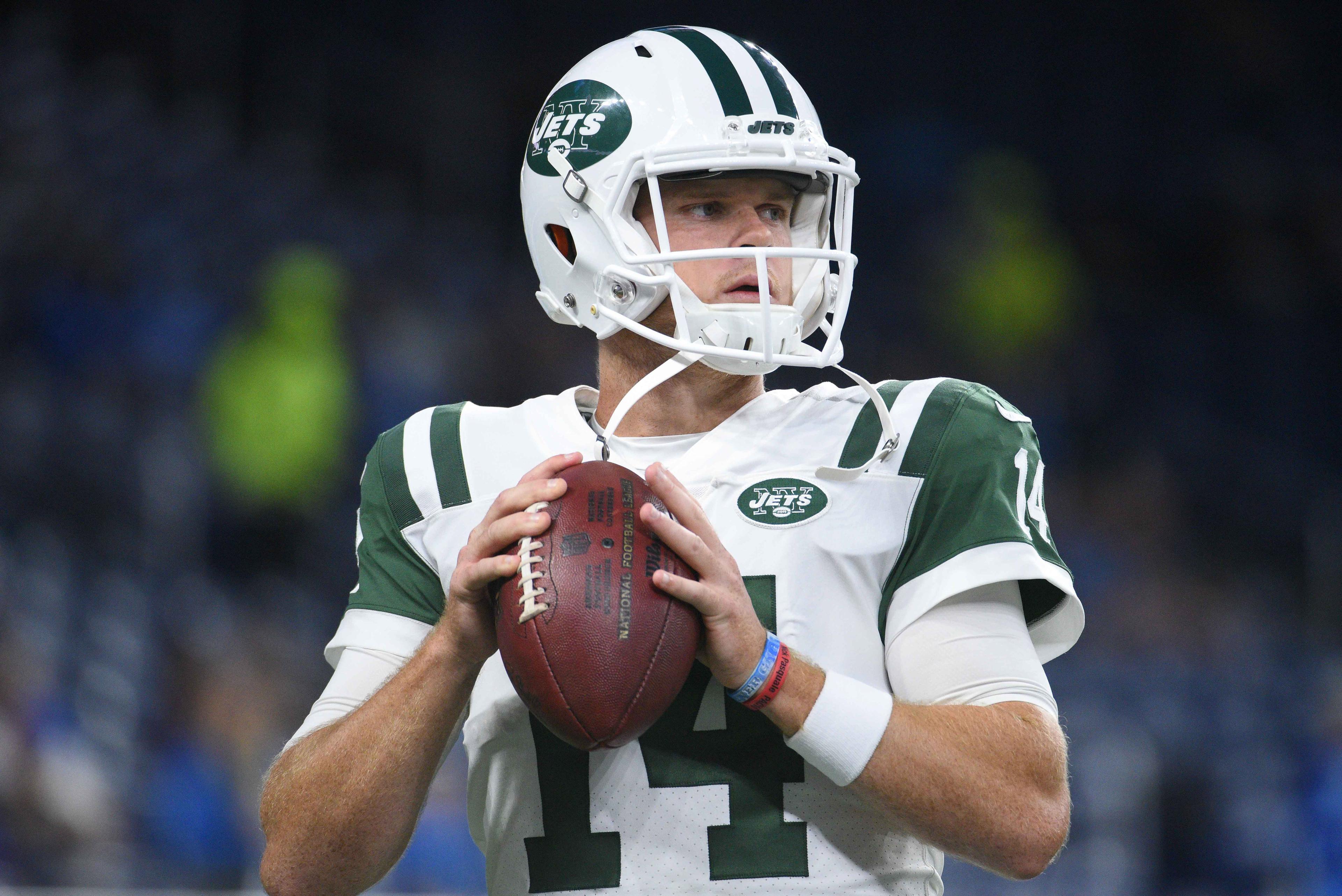 New York Jets quarterback Sam Darnold warms up before the game against the Detroit Lions at Ford Field. / Tim Fuller/USA TODAY Sports