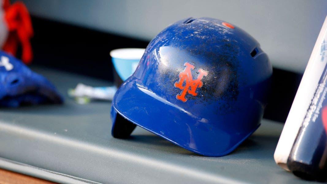 Mets blue batting helmet sitting in the dugout. / Imagn Images