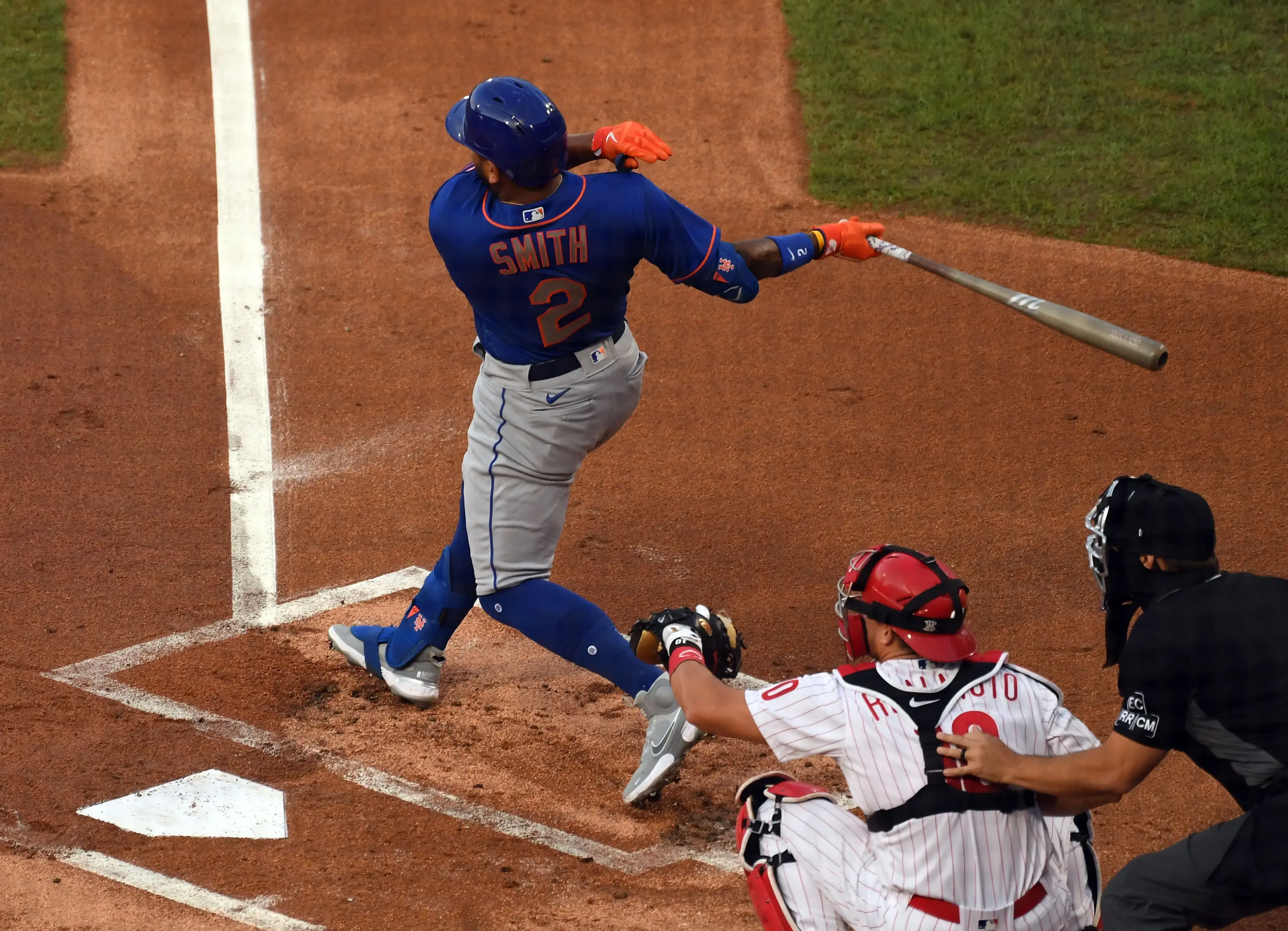 New York Mets left fielder Dominic Smith (2) hits an RBI fielder's choice in the first inning against the Philadelphia Phillies at Citizens Bank Park. / James Lang - USA Today Sports