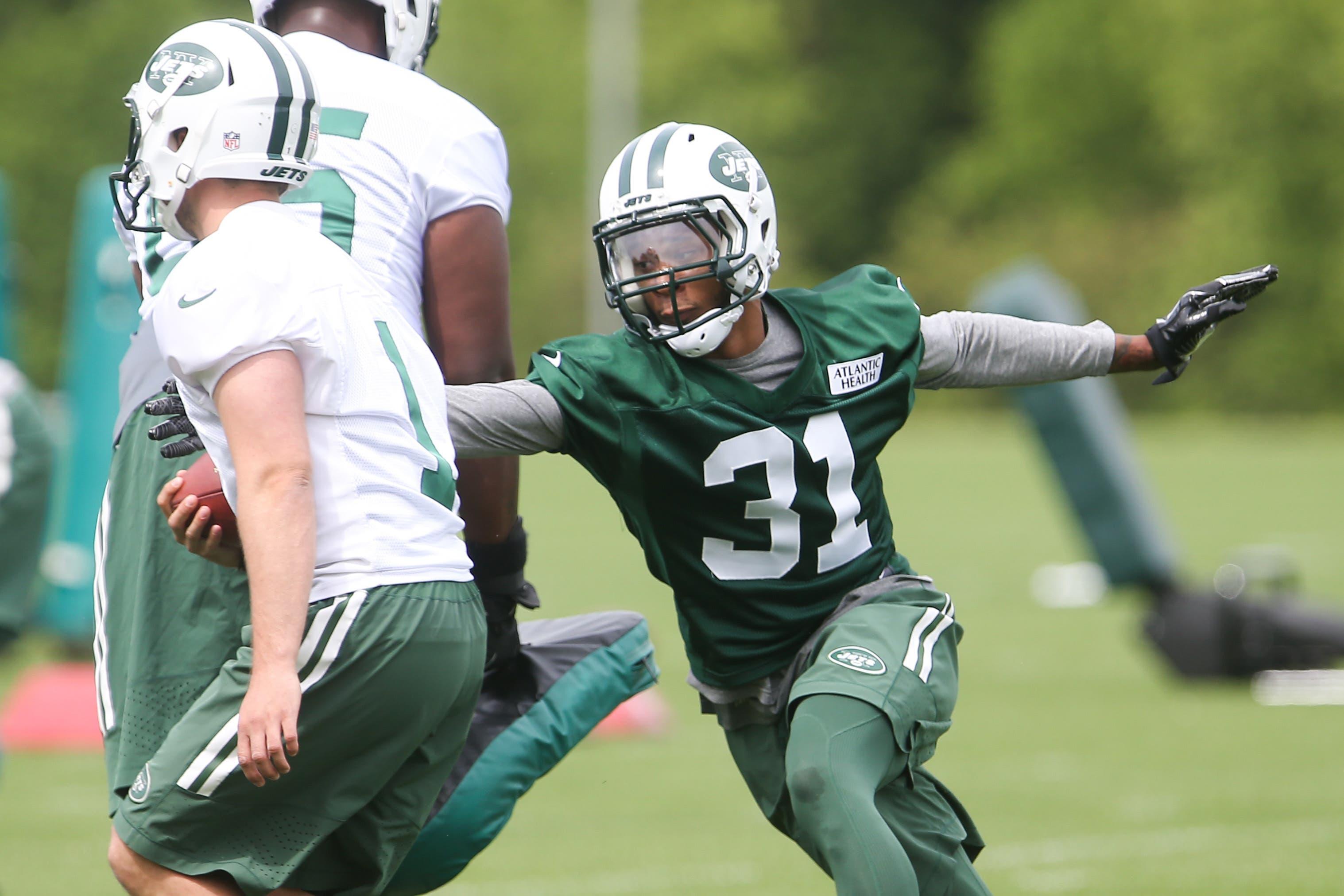 New York Jets cornerback Derrick Jones runs a drill during organized team activities at the Atlantic Health Jets Training Center. / Ed Mulholland/USA TODAY Sports