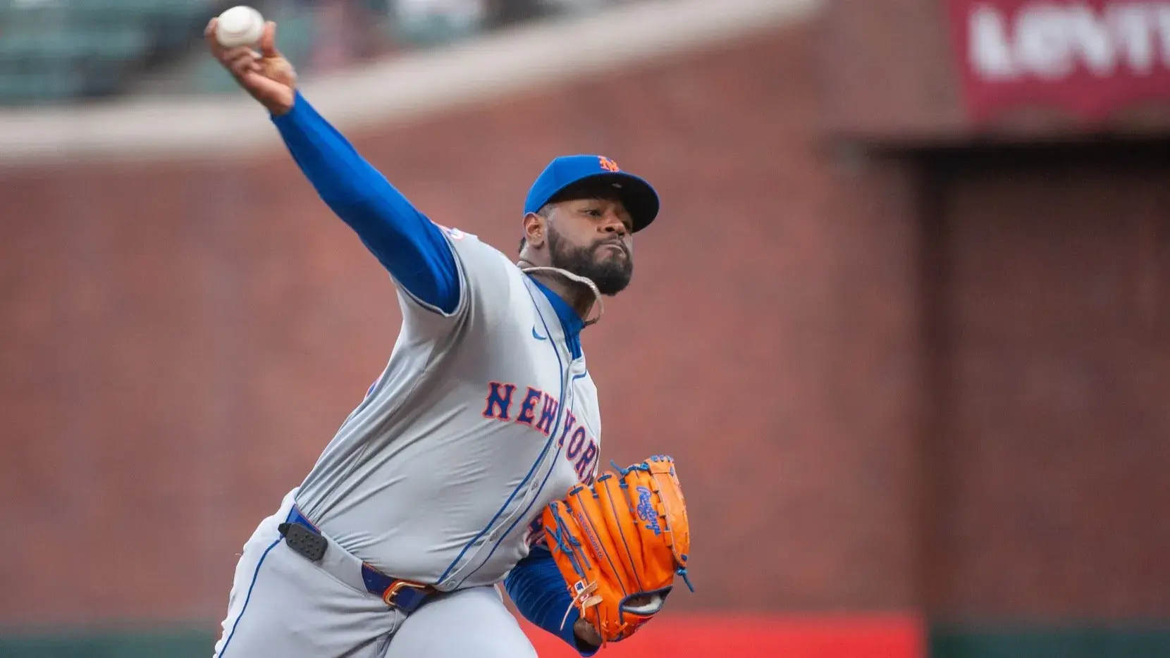 Apr 23, 2024; San Francisco, California, USA; New York Mets pitcher Luis Severino (40) throws a pitch during the first inning at Oracle Park. / Ed Szczepanski-USA TODAY Sports