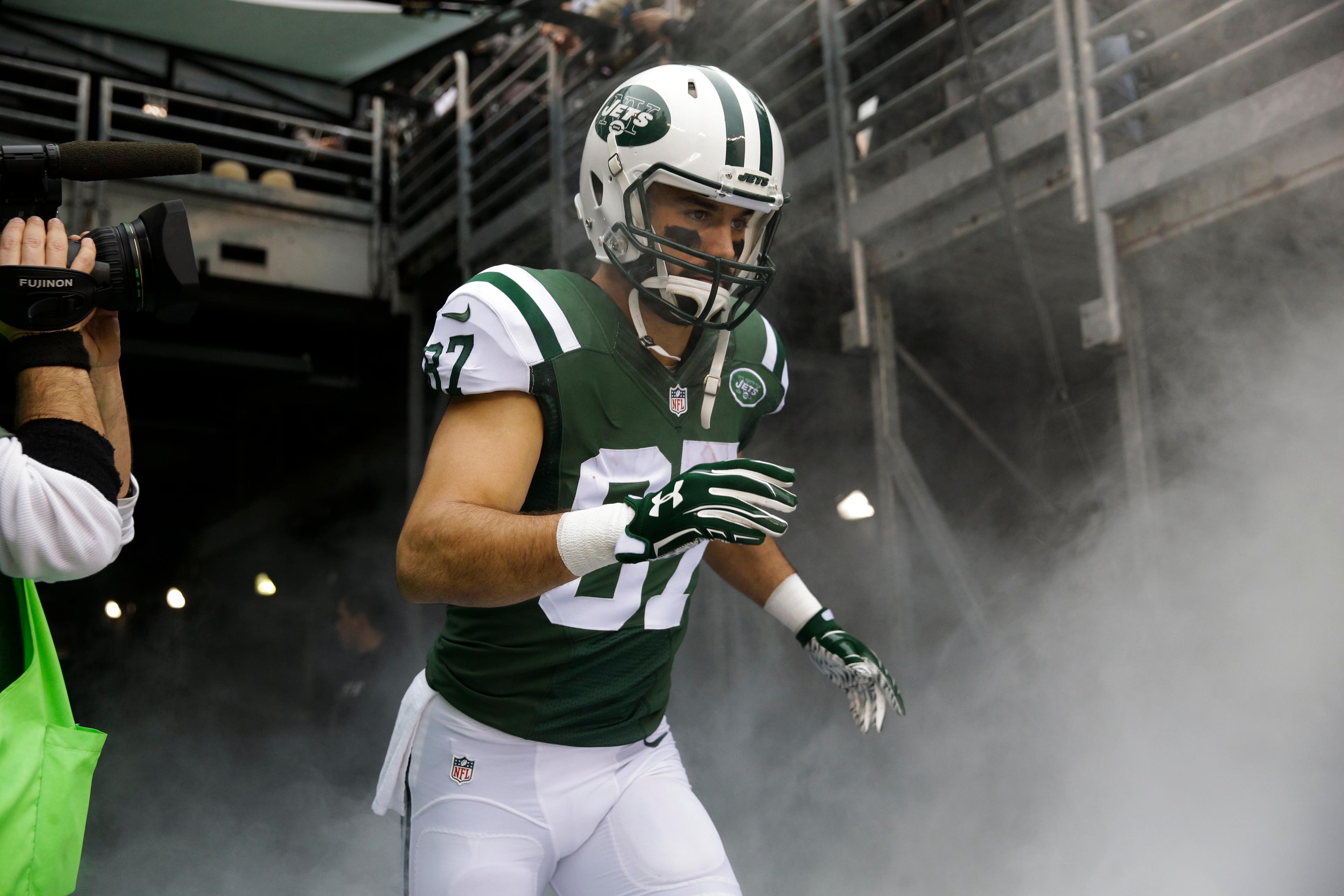 New York Jets wide receiver Eric Decker (87) runs on the field for the first half of an NFL football game against the New England Patriots Sunday, Dec. 27, 2015, in East Rutherford, N.J. (AP Photo/Seth Wenig) / Seth Wenig/AP