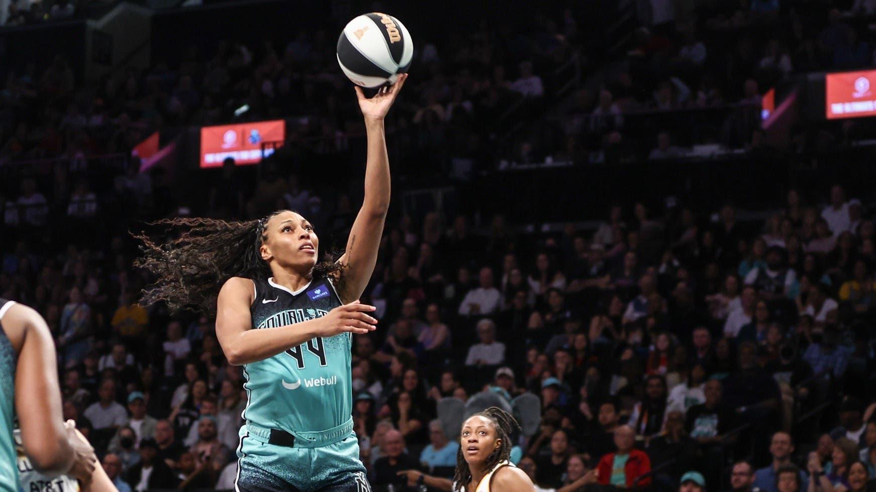 Jun 2, 2024; Brooklyn, New York, USA; New York Liberty forward Betnijah Laney-Hamilton (44) drives to the basket for a layup in the third quarter against the Indiana Fever at Barclays Center. / Wendell Cruz-Imagn Images