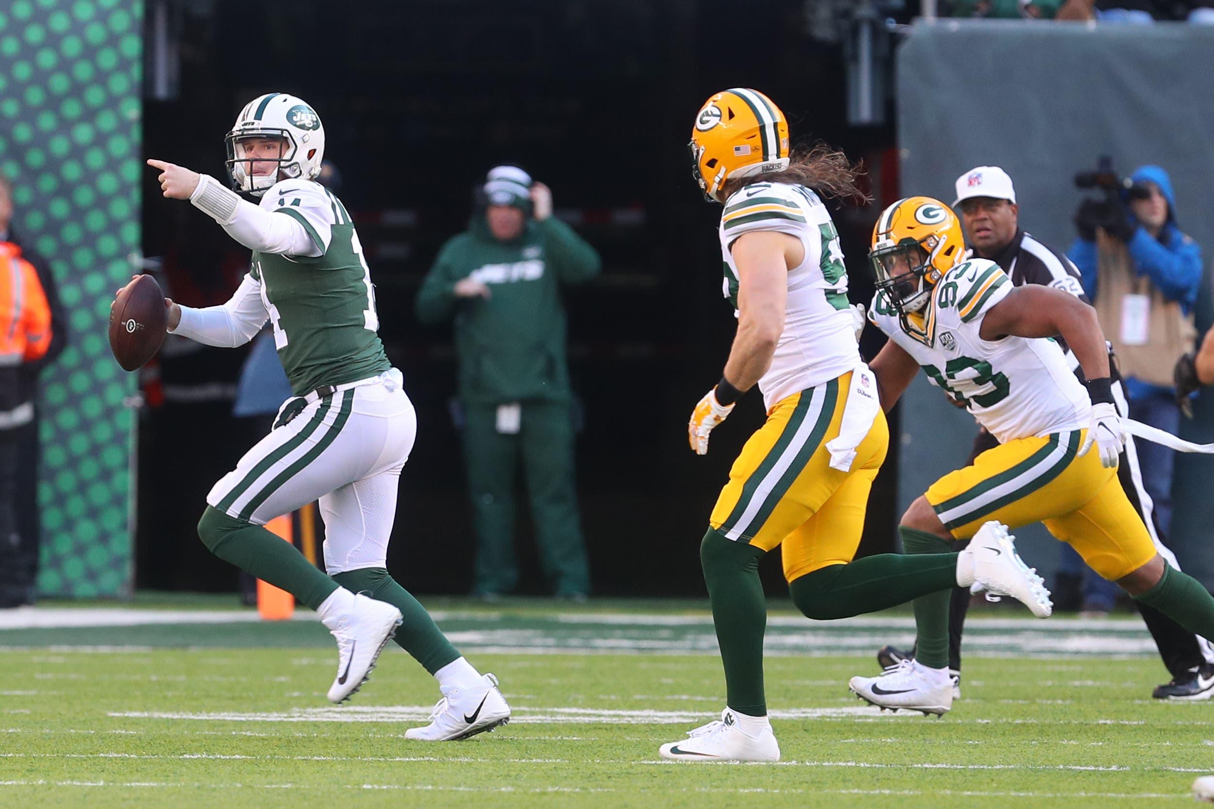 New York Jets quarterback Sam Darnold runs with the ball during the first half of their game against the Green Bay Packers at MetLife Stadium. / Ed Mulholland/USA TODAY Sports