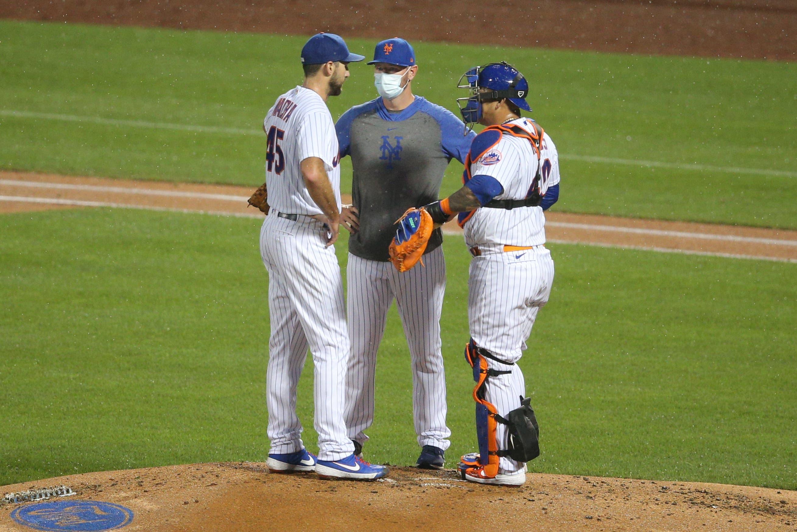 Mets hold meeting at mound with Michael Wacha and Jeremy Hefner. / USA TODAY Sports