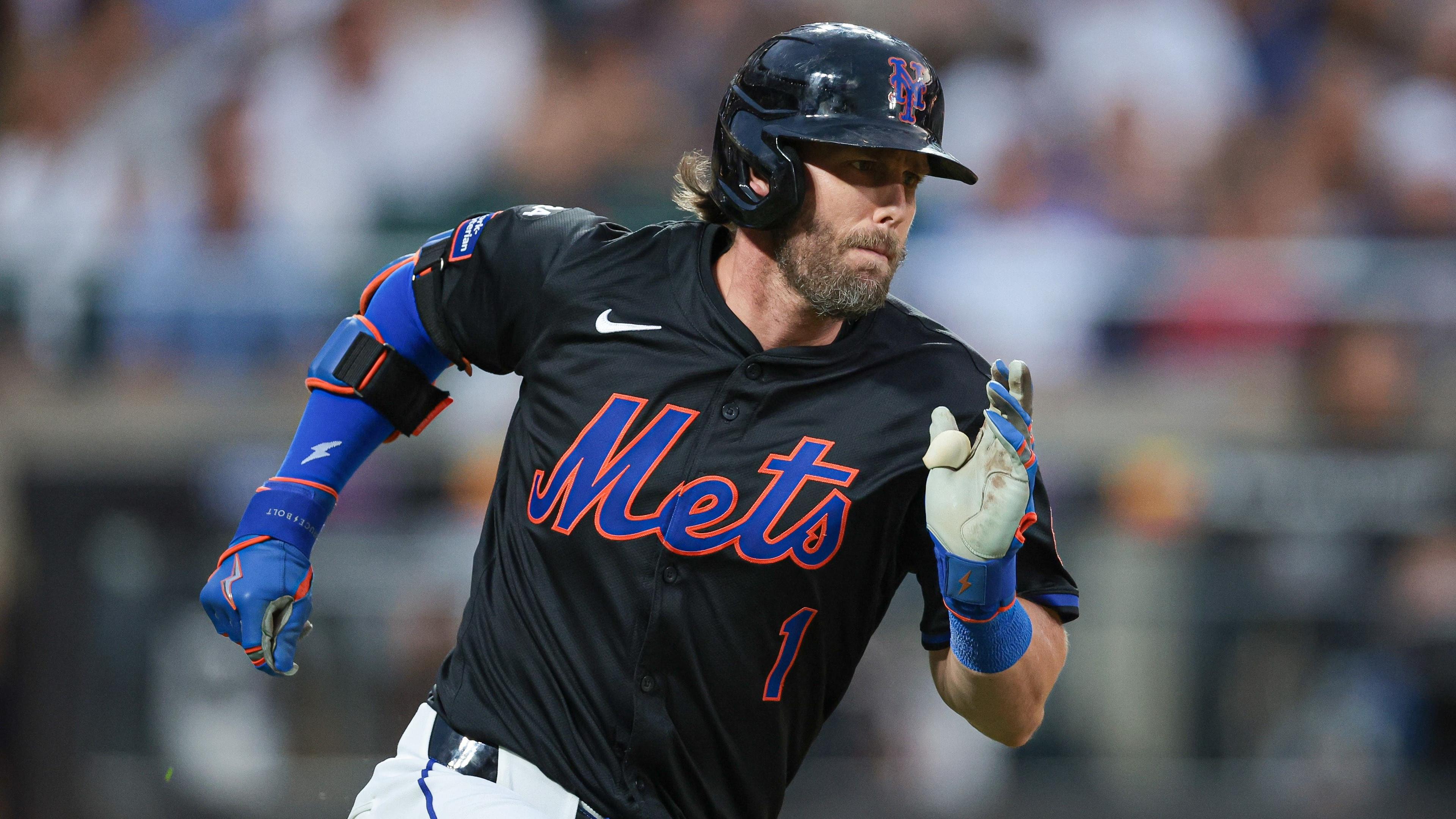 New York Mets second baseman Jeff McNeil (1) runs the bases during his double during the third inning against the Atlanta Braves during the third inning at Citi Field. 