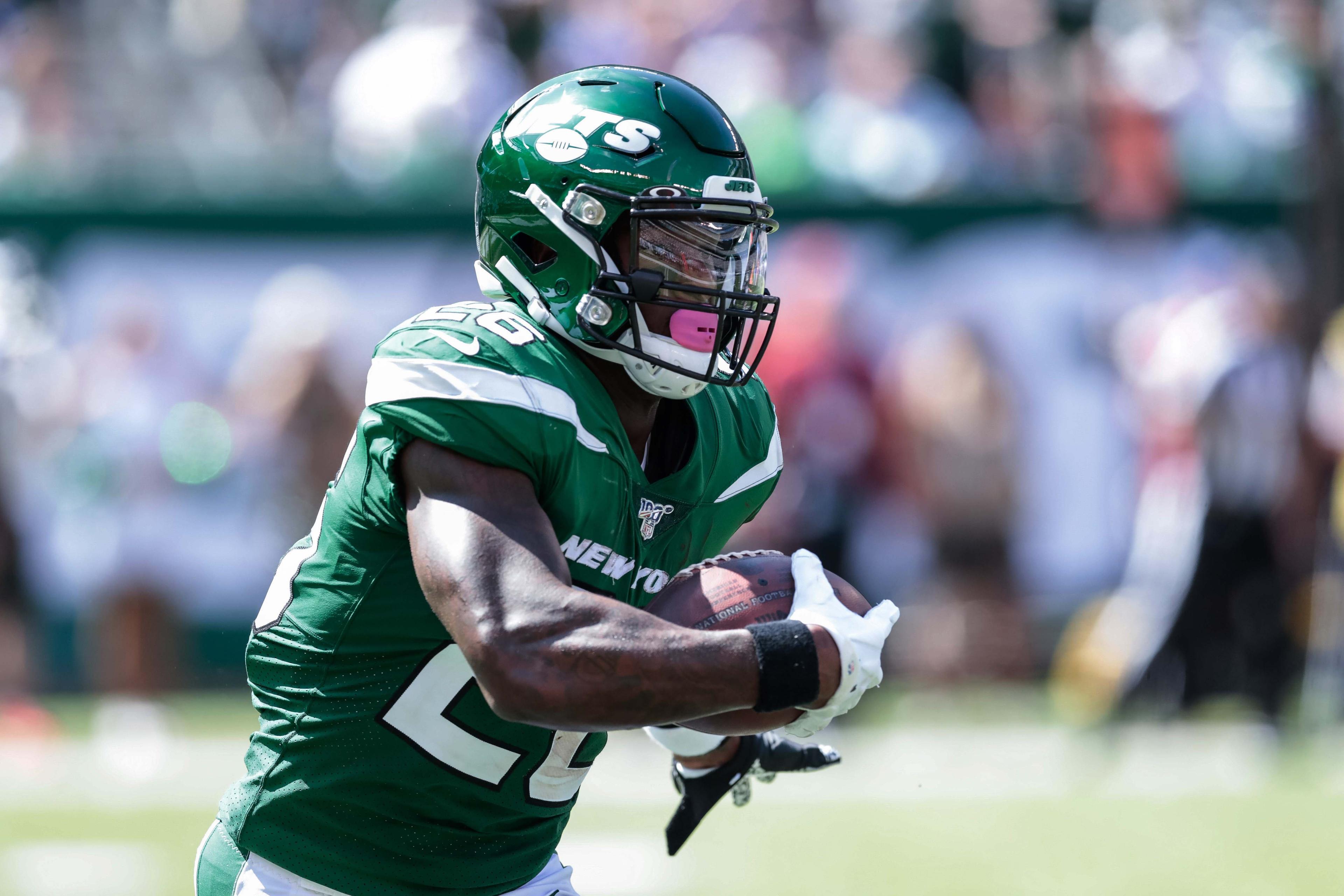 Sep 8, 2019; East Rutherford, NJ, USA; New York Jets running back Le'Veon Bell (26) carries the ball during the first half against the Buffalo Bills at MetLife Stadium. Mandatory Credit: Vincent Carchietta-USA TODAY Sports / Vincent Carchietta