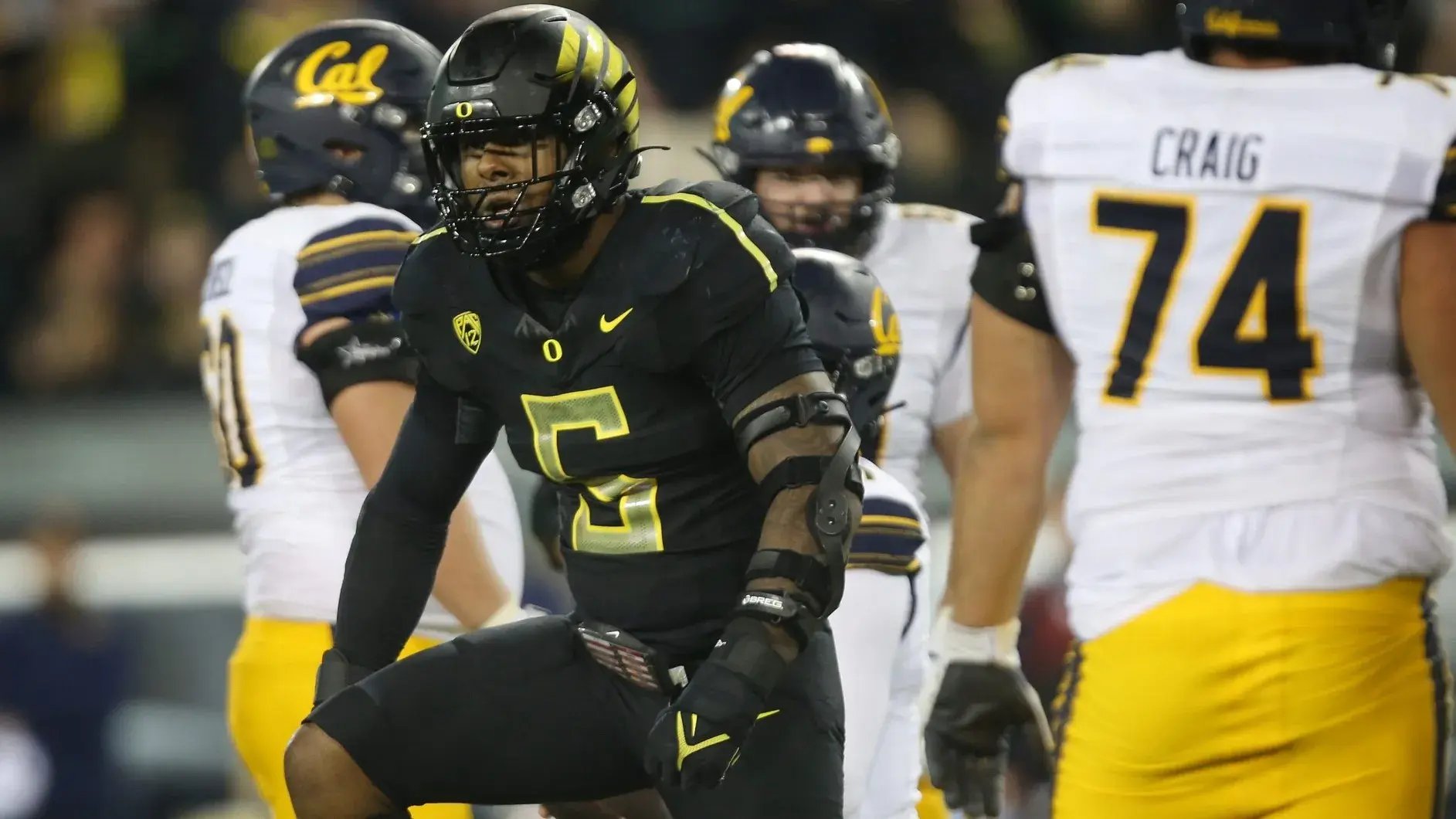 Oregon defensive end Kayvon Thibodeaux celebrates a stop against California, Oct. 15, 2021 / © Chris Pietsch / USA TODAY NETWORK