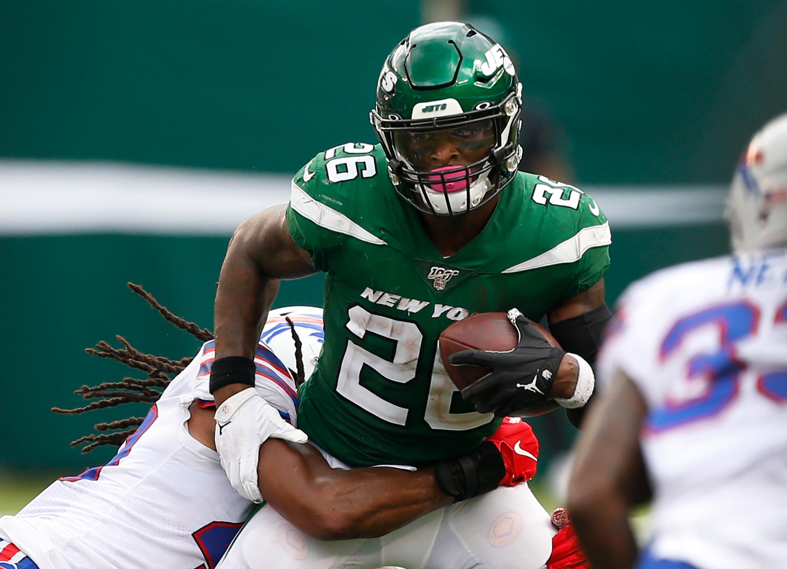 Sep 8, 2019; East Rutherford, NJ, USA; New York Jets running back Le'Veon Bell (26) rushes against Buffalo Bills defenders during the second half at MetLife Stadium. Mandatory Credit: Noah K. Murray-USA TODAY Sports 