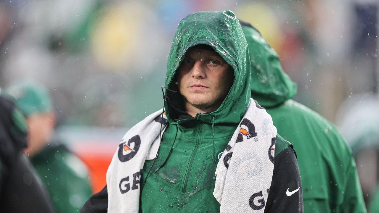 New York Jets quarterback Zach Wilson looks on during the second half against the Chicago Bears. / Vincent Carchietta-USA TODAY Sports