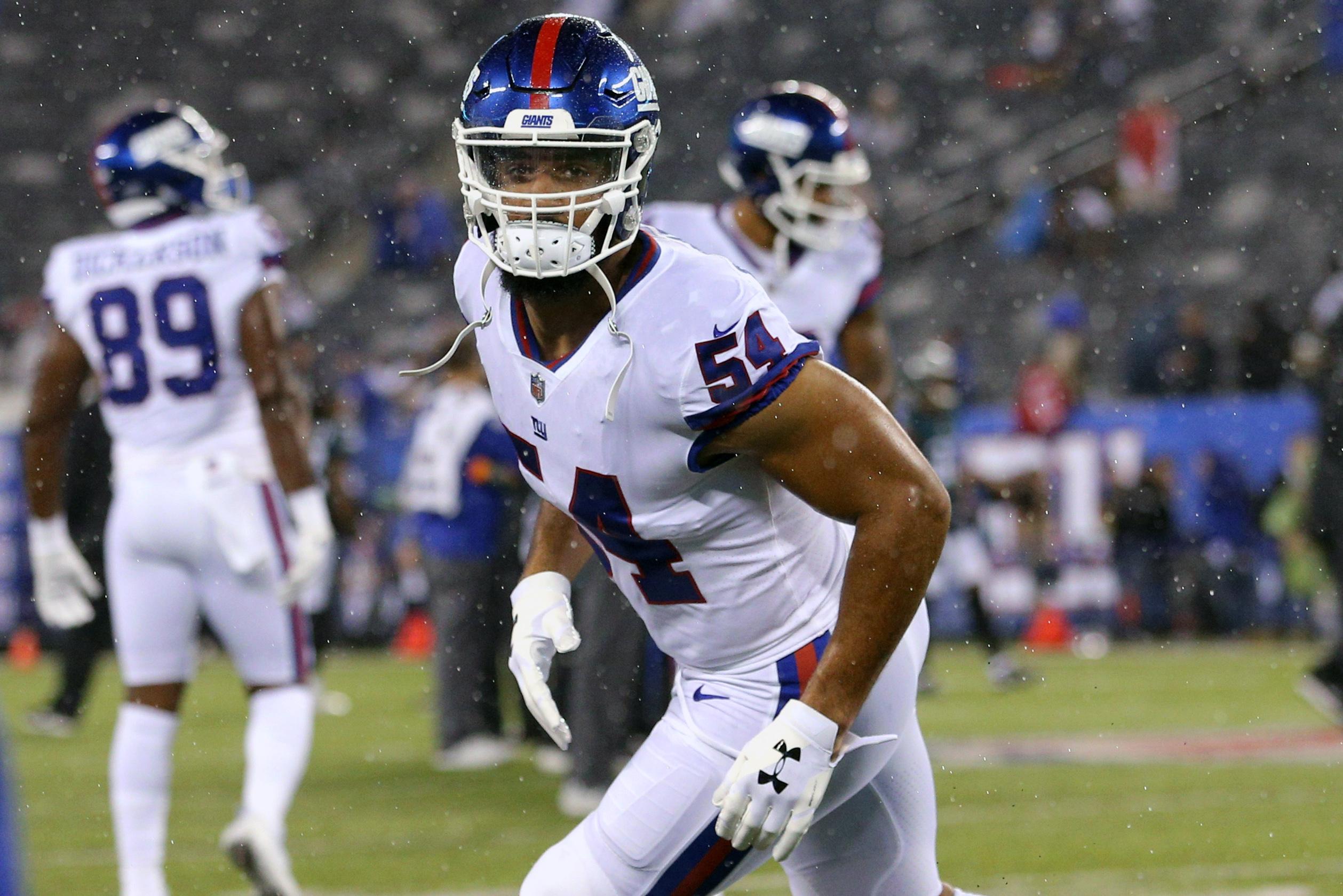 New York Giants linebacker Olivier Vernon warms up before a game against the Philadelphia Eagles at MetLife Stadium.