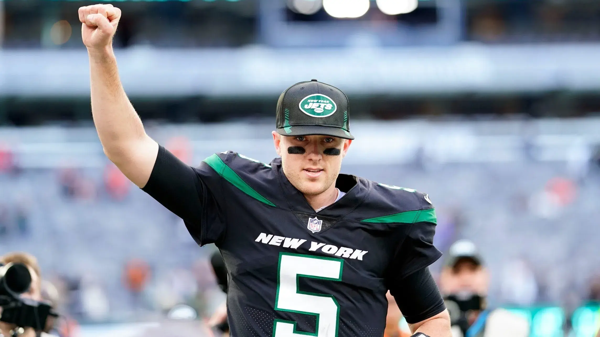 Caption: New York Jets quarterback Mike White (5) runs off the field with the game ball after defeating the Cincinnati Bengals, 34-31, at MetLife Stadium on Sunday, Oct. 31, 2021, in East Rutherford. / Danielle Parhizkaran/NorthJersey.com / USA TODAY NETWORK