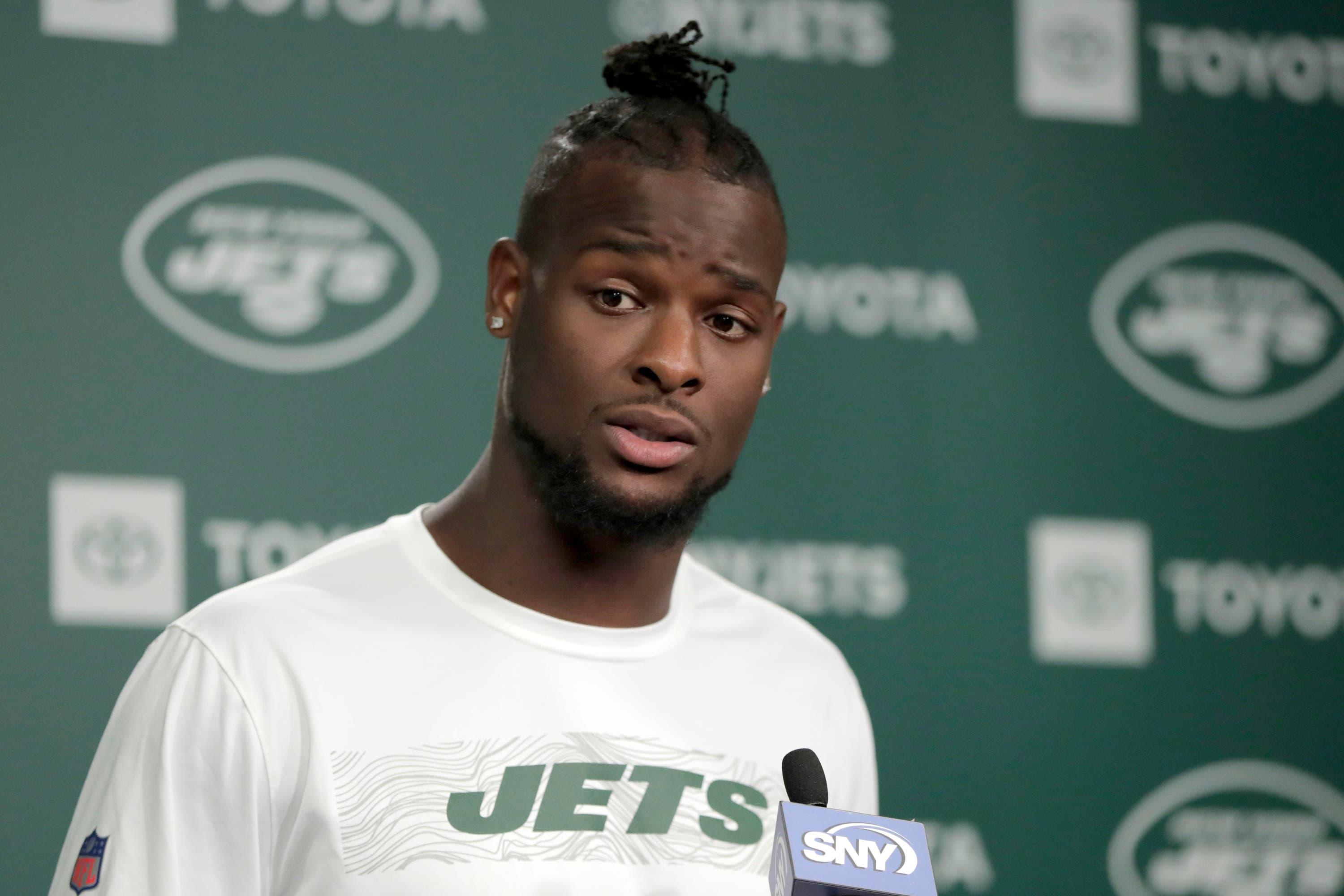 New York Jets running back Le'Veon Bell speaks to reporters at the team's NFL football training facility in Florham Park, N.J., Tuesday, June 4, 2019. (AP Photo/Julio Cortez) / Julio Cortez/AP