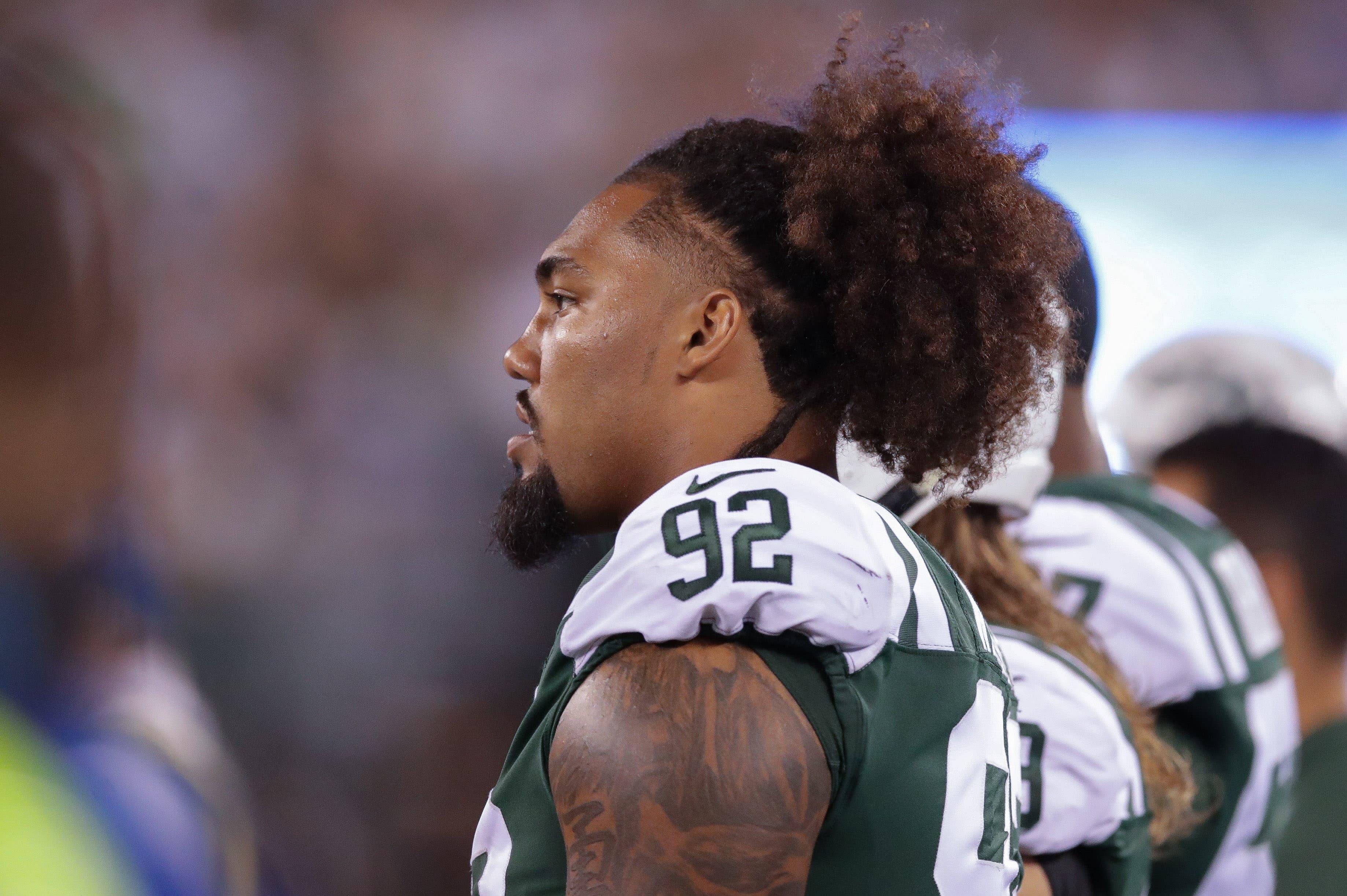 New York Jets defensive tackle Leonard Williams looks on during his game against the Atlanta Falcons at MetLife Stadium. / Vincent Carchietta/USA TODAY Sports