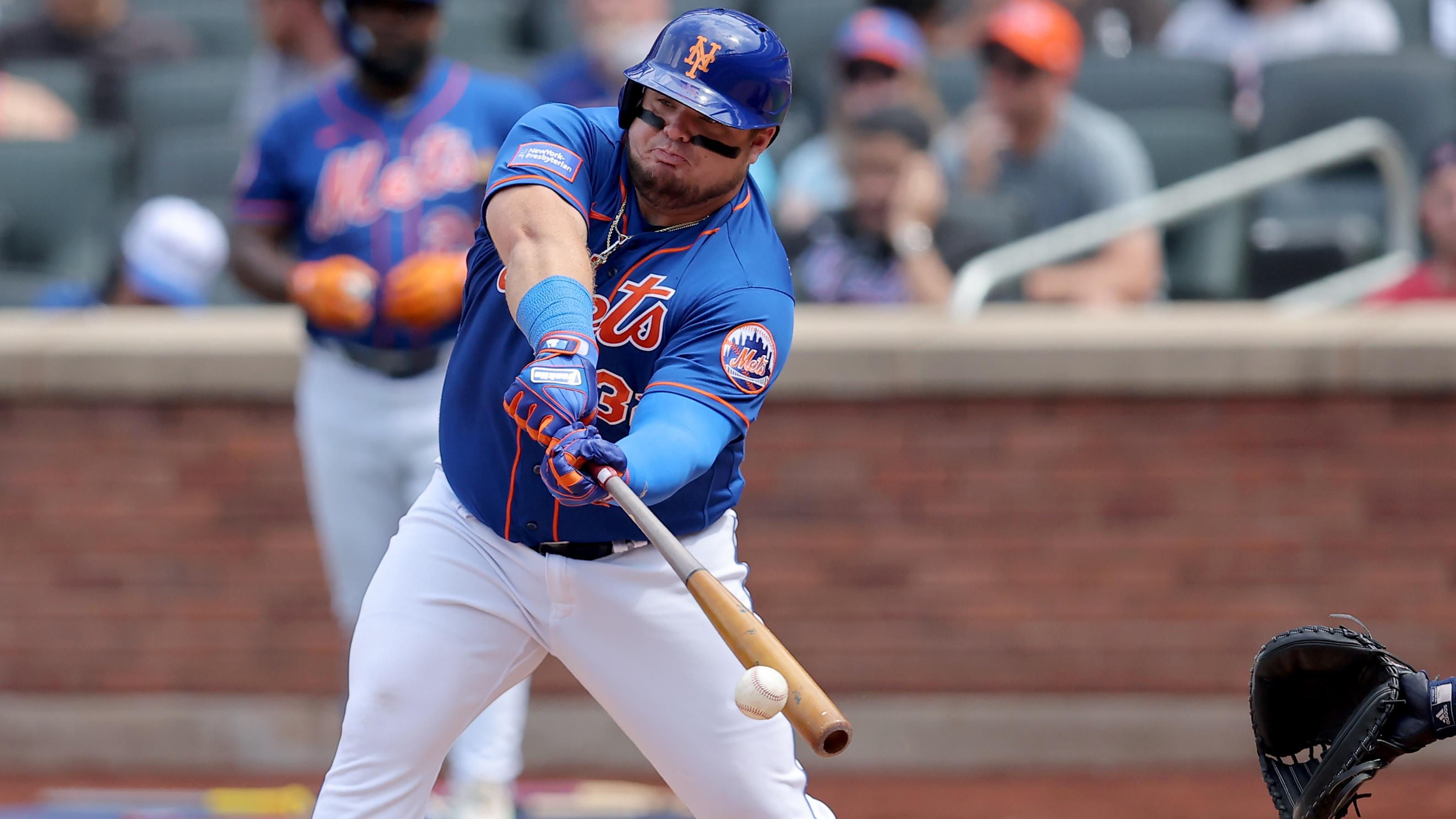New York Mets designated hitter Daniel Vogelbach (32) hits a single against the Atlanta Braves during the fourth inning at Citi Field / Brad Penner - USA TODAY Sports