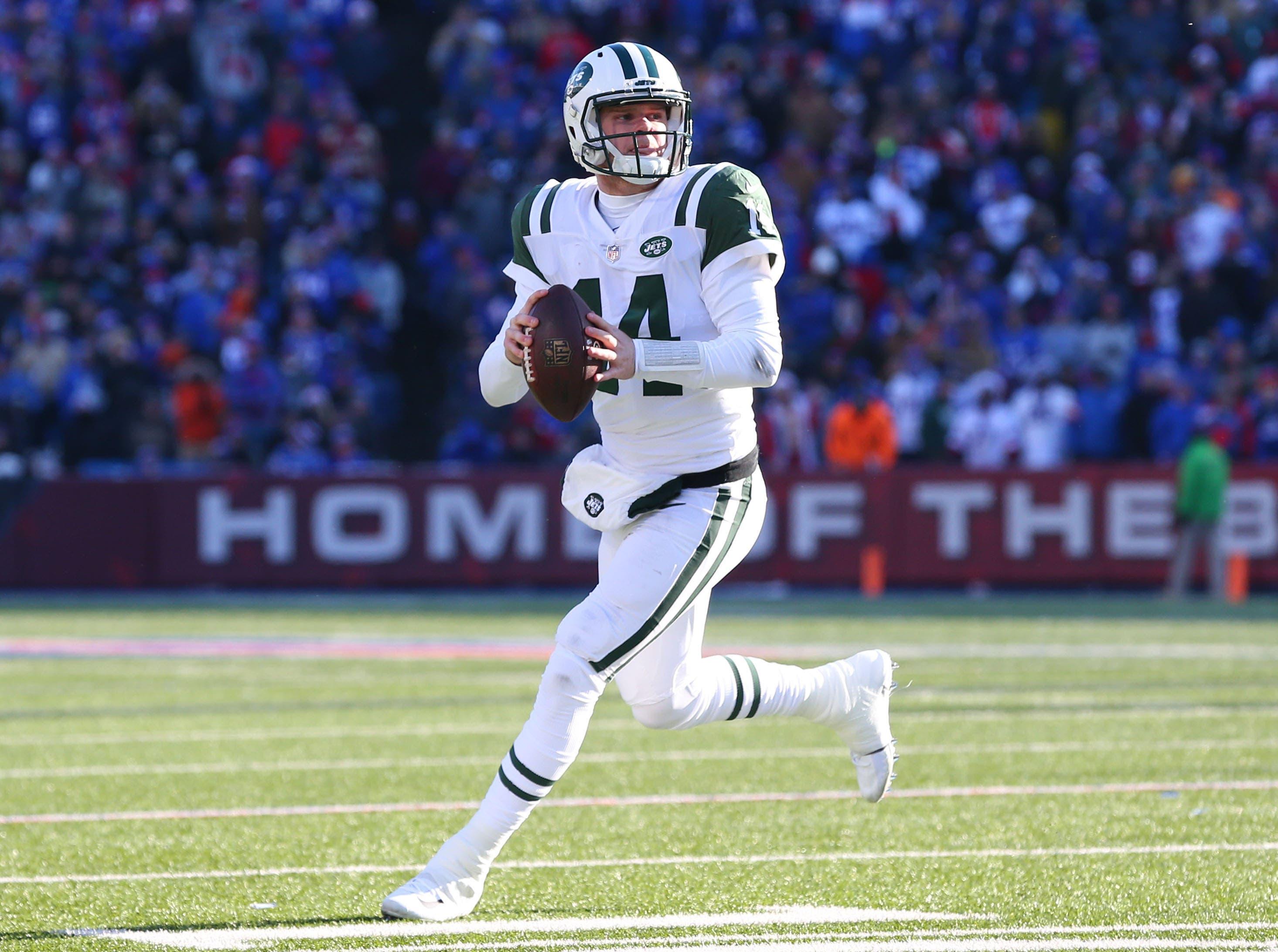 New York Jets quarterback Sam Darnold scrambles out of the pocket against the Buffalo Bills during the second quarter at New Era Field. / Rich Barnes/USA TODAY Sports