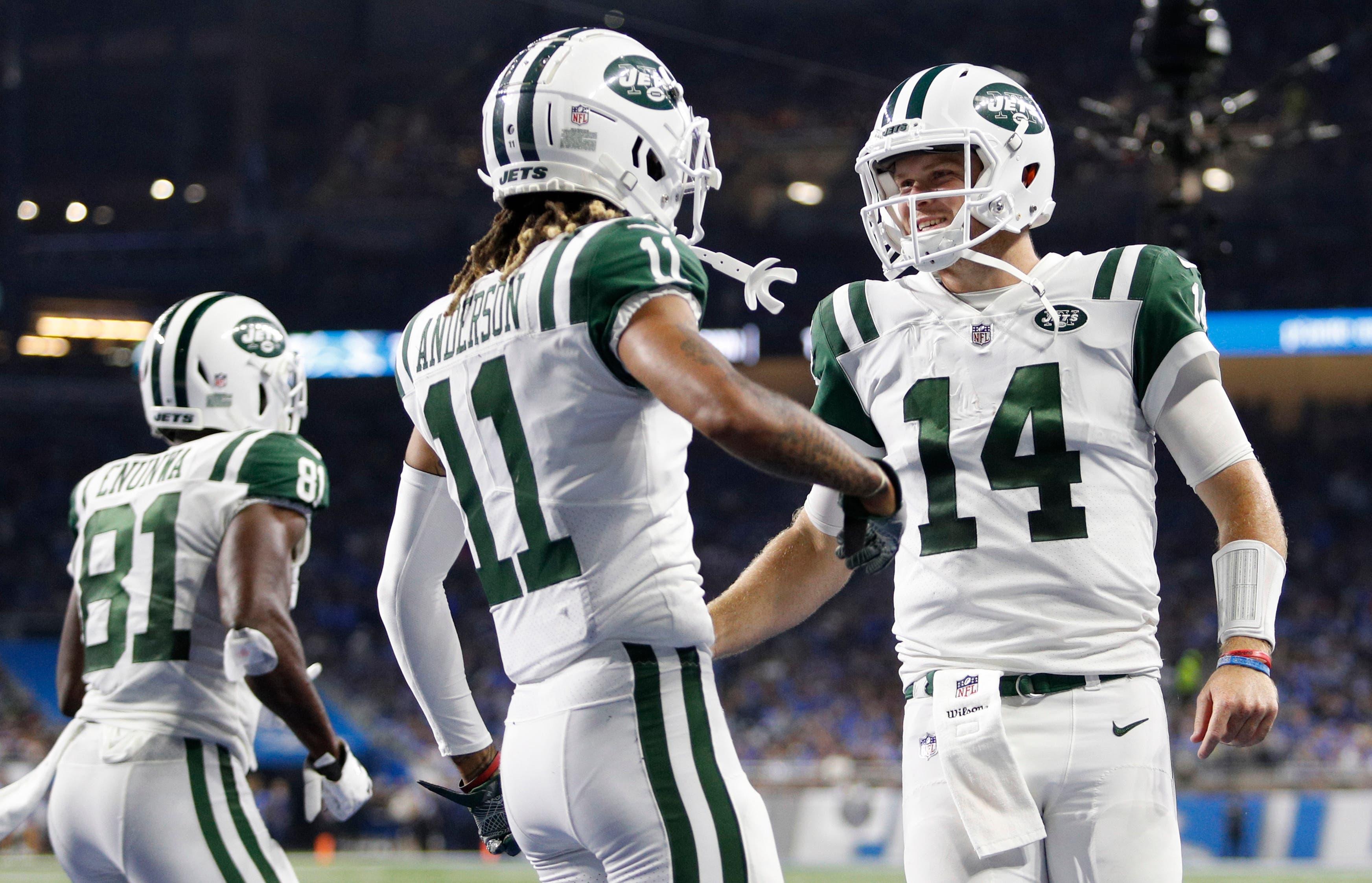 New York Jets wide receiver Robby Anderson celebrates with quarterback Sam Darnold after the two connect for a touchdown during the second quarter against the Detroit Lions at Ford Field. / Raj Mehta/USA TODAY Sports