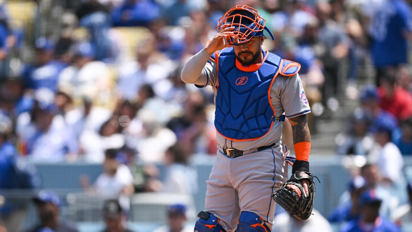 New York Mets catcher Omar Narvaez (2) against the Los Angeles Dodgers during the first inning at Dodger Stadium / Jonathan Hui - USA TODAY Sports