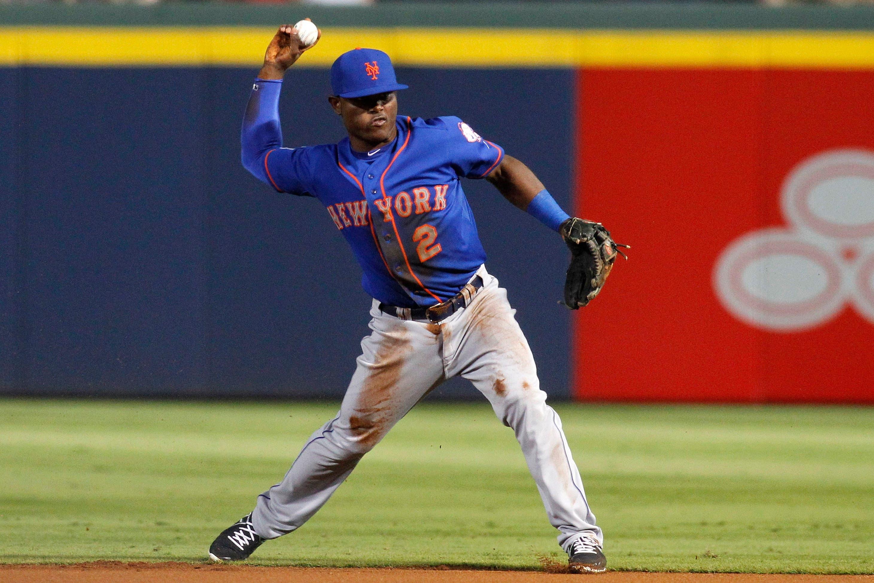 New York Mets second baseman Dilson Herrera (2) throws a runner out at first against the Atlanta Braves in the first inning at Turner Field. / Brett Davis