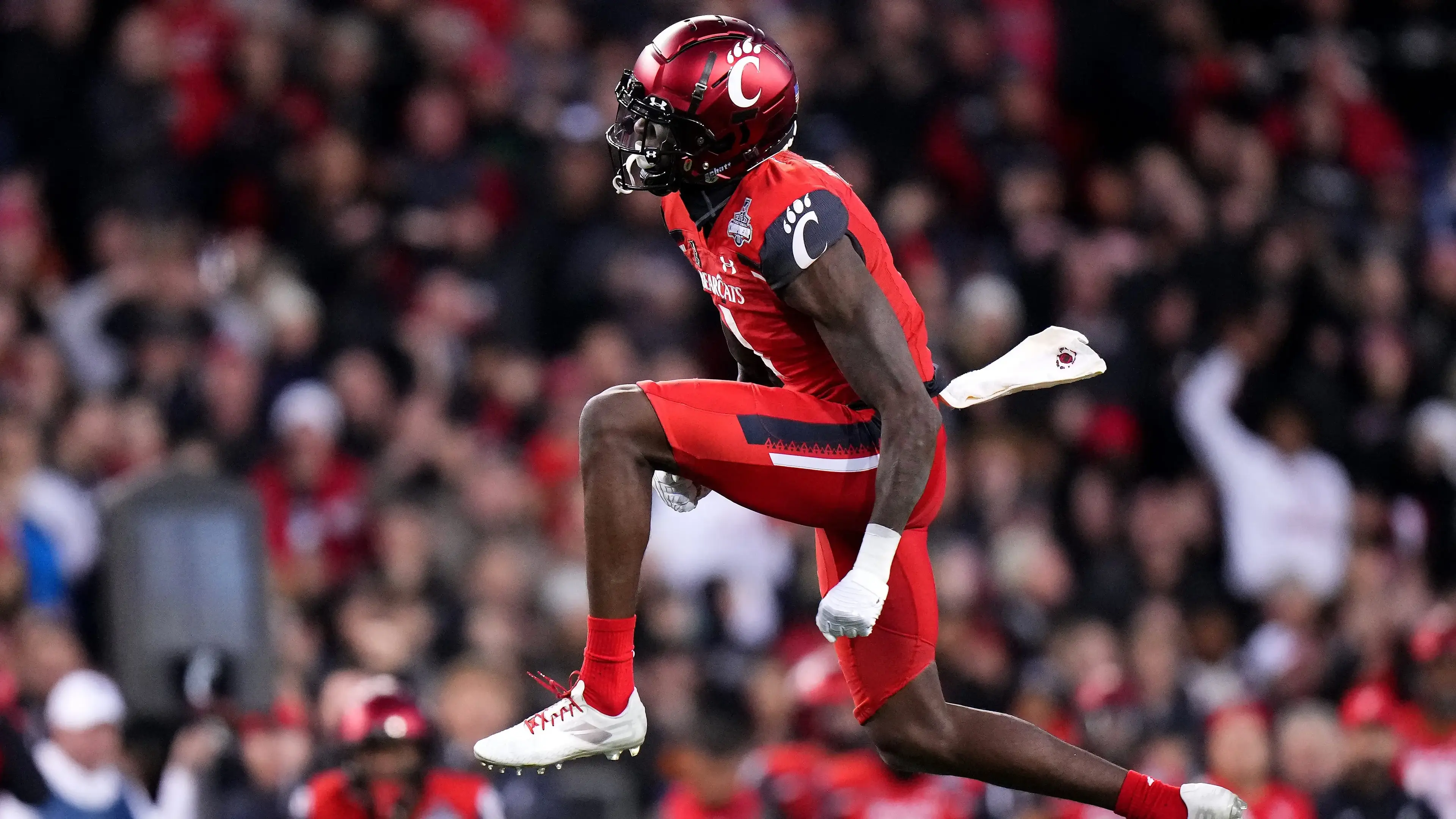 Cincinnati Bearcats cornerback Ahmad Gardner (1) celebrates a sack of Houston Cougars quarterback Clayton Tune (3) in the second quarter during the American Athletic Conference championship / Kareem Elgazzar/The Enquirer-USA TODAY NETWORK