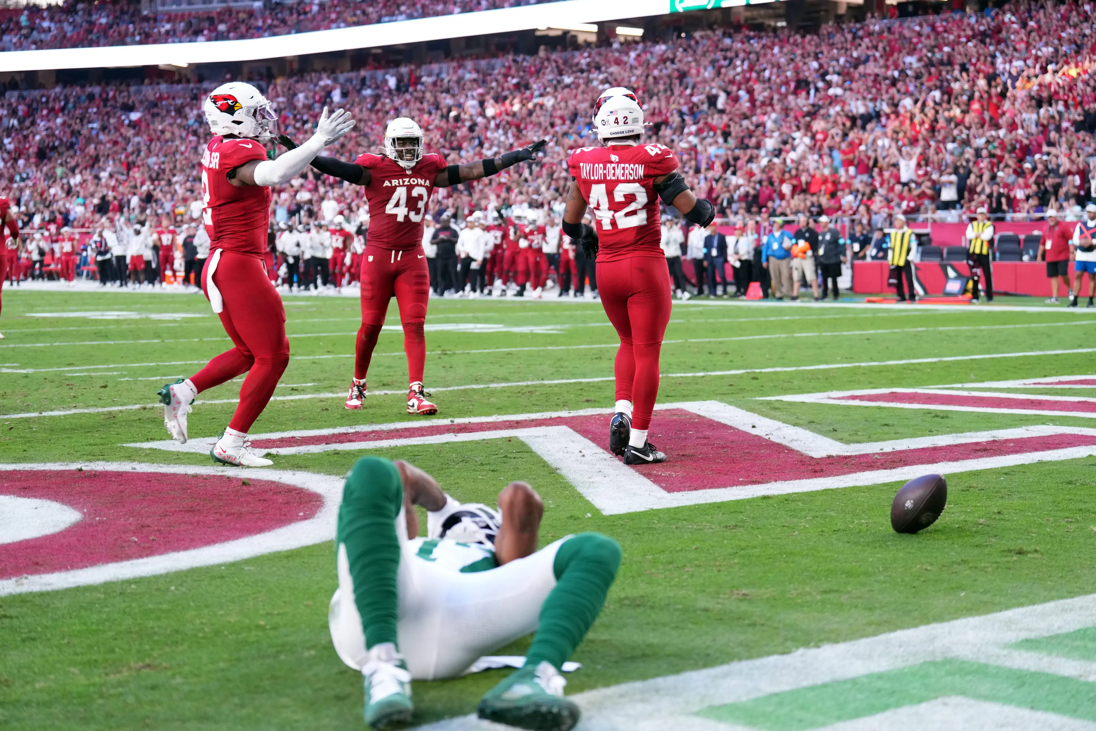 Nov 10, 2024; Glendale, Arizona, USA; Arizona Cardinals linebacker Mack Wilson Sr. (2) and Arizona Cardinals linebacker Jesse Luketa (43) and Arizona Cardinals safety Dadrion Taylor-Demerson (42) celebrate an incomplete pass to New York Jets wide receiver Davante Adams (17) during the second half at State Farm Stadium. Mandatory Credit: Joe Camporeale-Imagn Images / © Joe Camporeale-Imagn Images