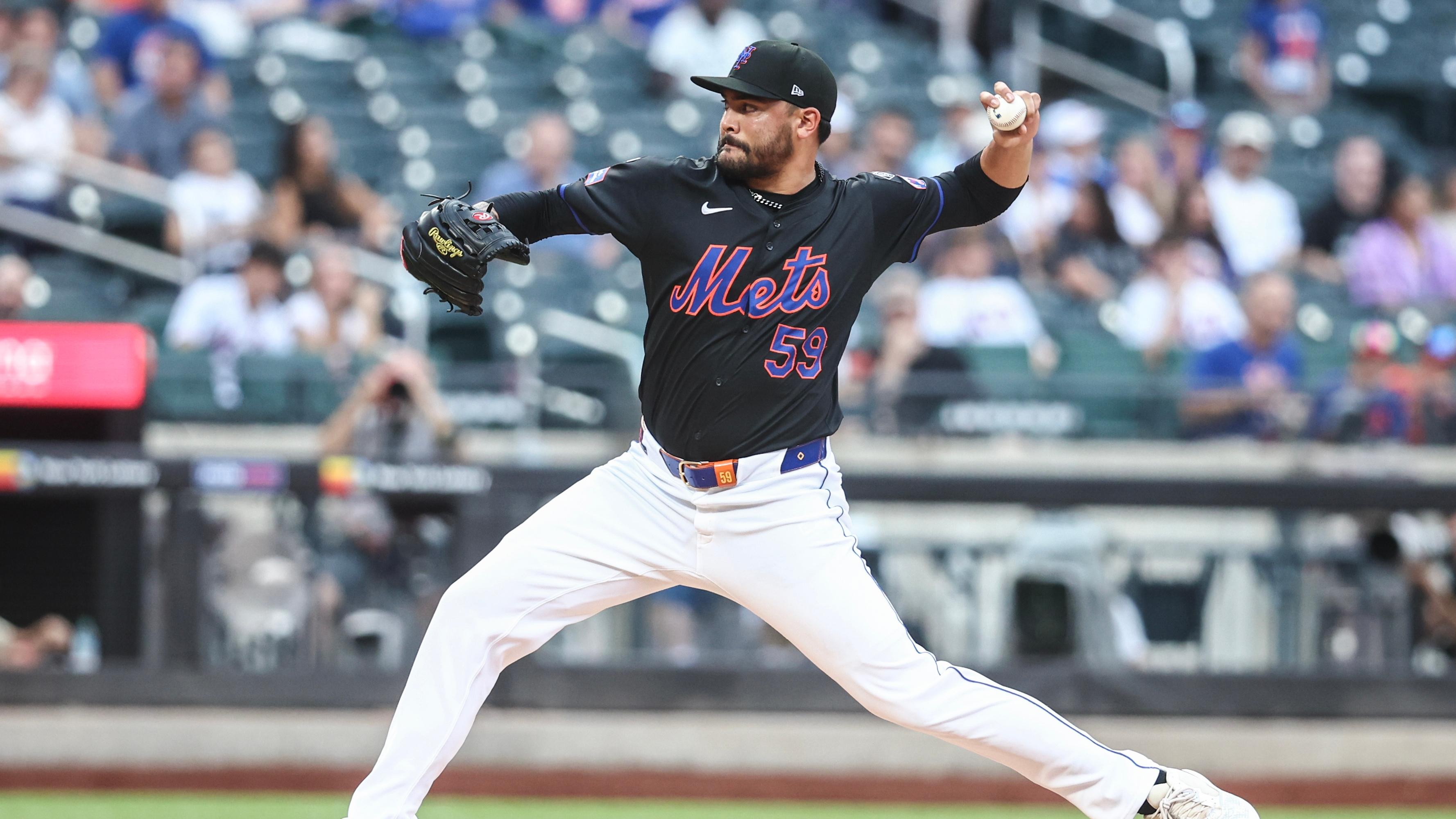 New York Mets starting pitcher Sean Manaea (59) pitches in the first inning against the Colorado Rockies at Citi Field.