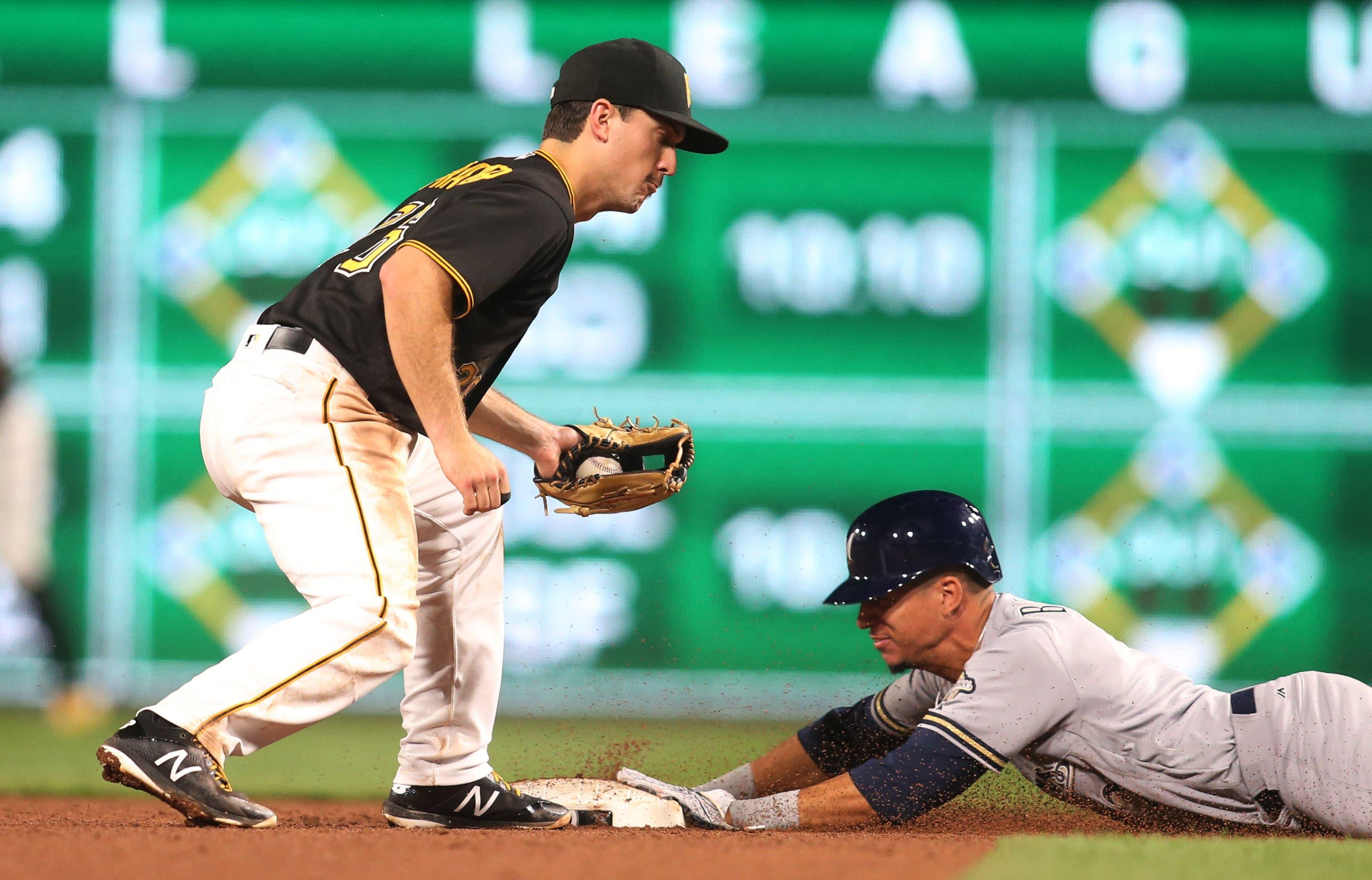 Milwaukee Brewers pinch runner Quintin Berry steals second base. / Charles LeClaire/USA TODAY Sports