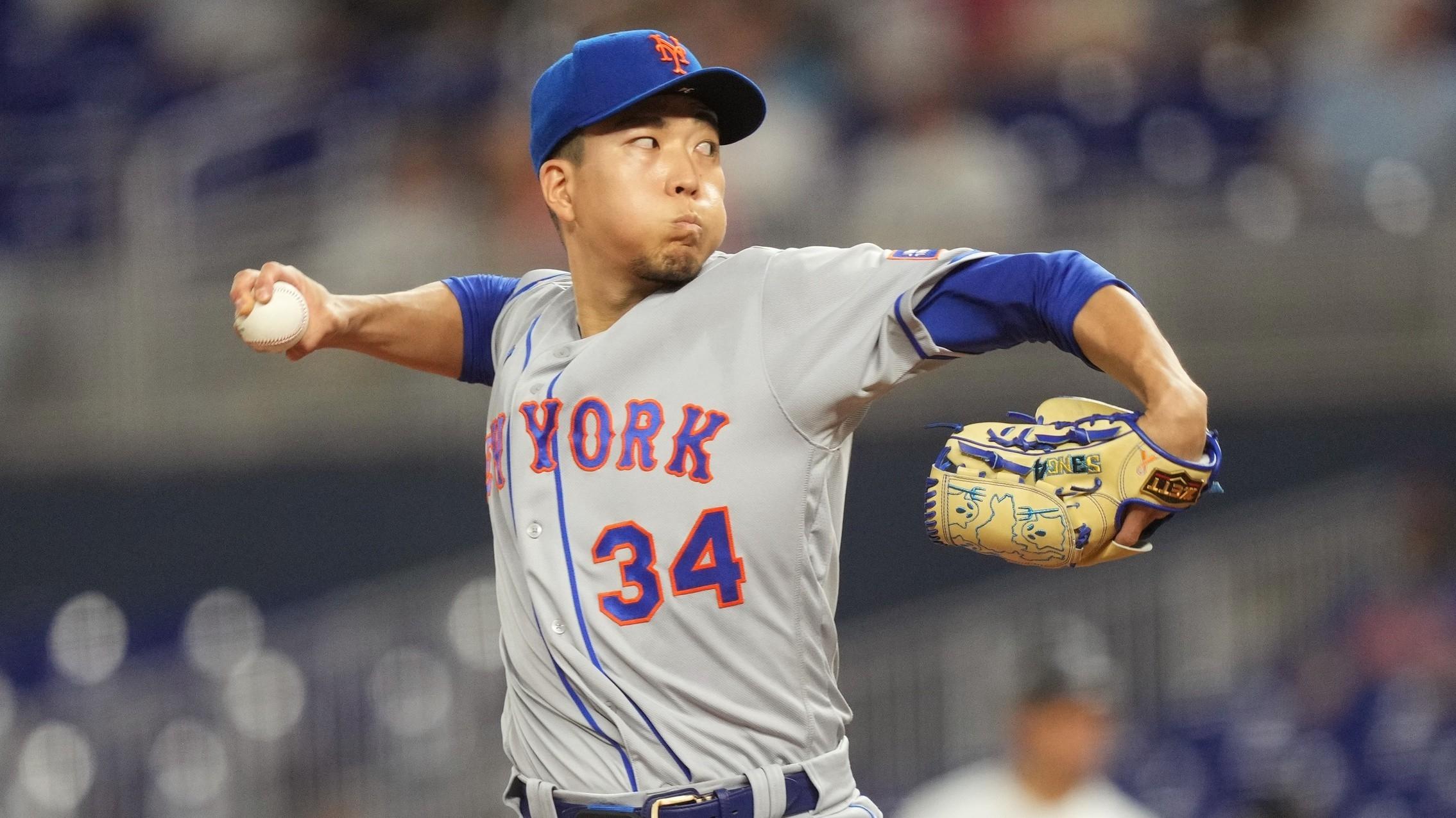 New York Mets starting pitcher Kodai Senga (34) pitches against the Miami Marlins in the first inning.
