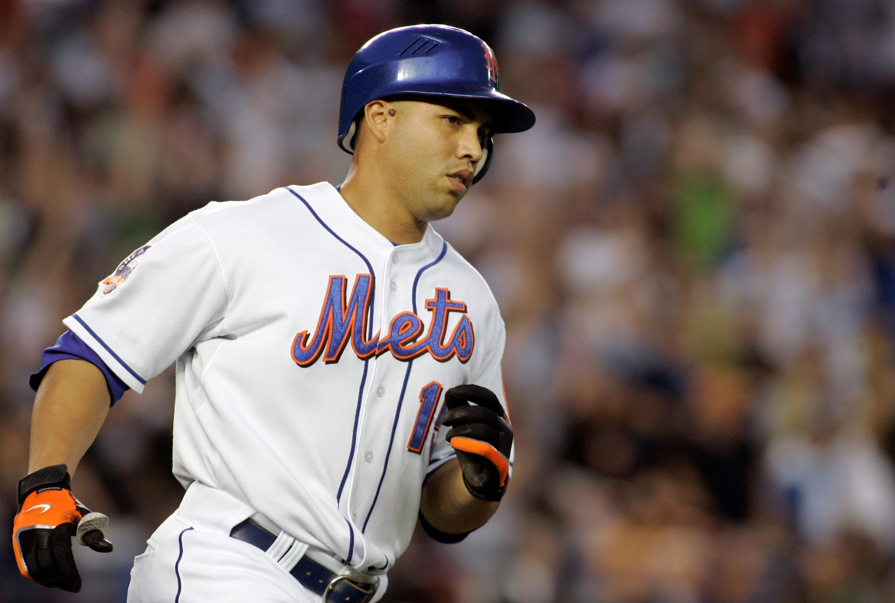 New York Mets' Carlos Beltran takes off running after hitting a three run homer during the first inning of their baseball game at Shea Stadium in New York (AP Photo/Ed Betz)