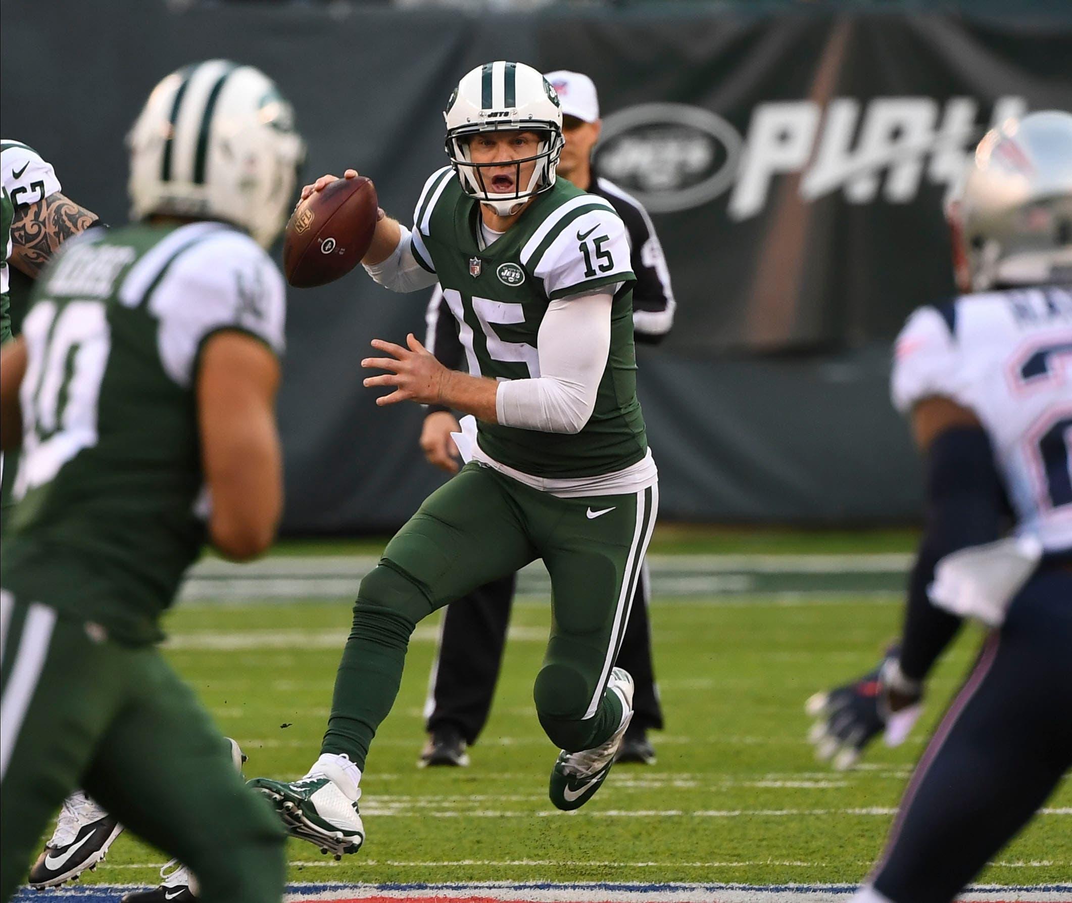 New York Jets quarterback Josh McCown looks for a receiver during the third quarter against the New England Patriots at MetLife Stadium. / Robert Deutsch/USA TODAY Sports