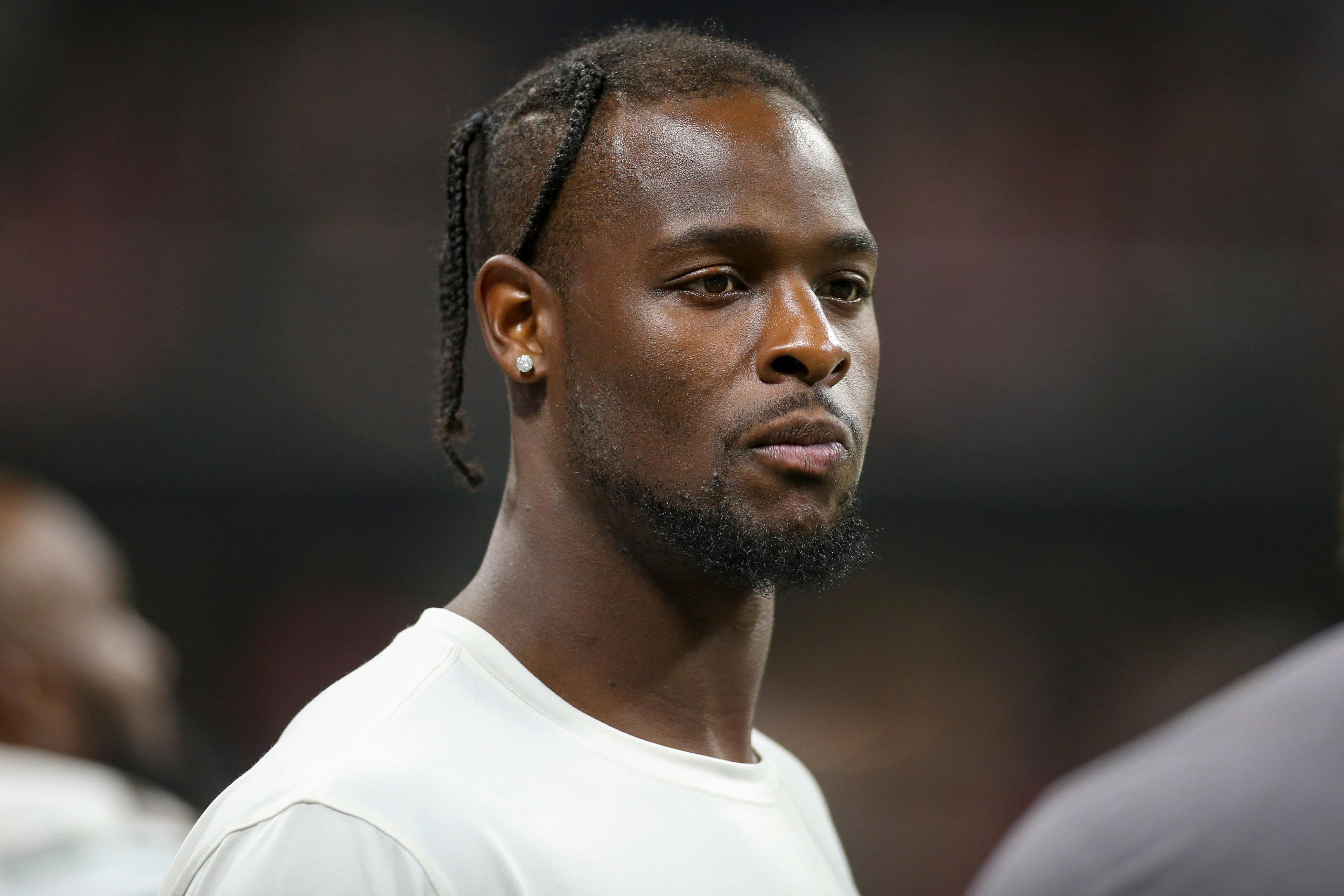 Aug 15, 2019; Atlanta, GA, USA; New York Jets running back Le'Veon Bell (26) on the sideline against the Atlanta Falcons in the second half at Mercedes-Benz Stadium. Mandatory Credit: Brett Davis-USA TODAY Sports