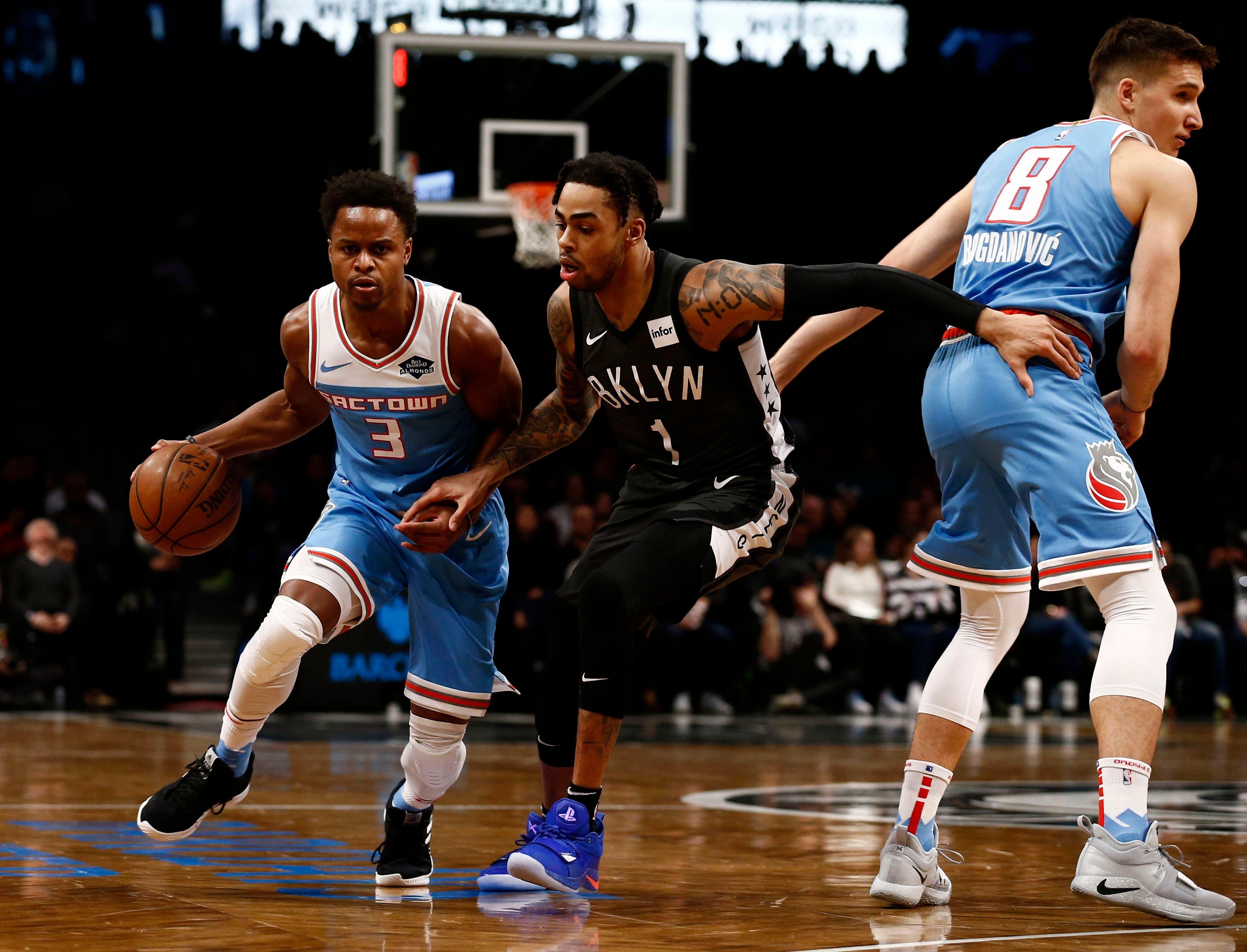 Sacramento Kings guard Yogi Ferrell moves the ball against Brooklyn Nets guard D'Angelo Russell in the first quarter at Barclays Center. / Nicole Sweet/USA TODAY Sports