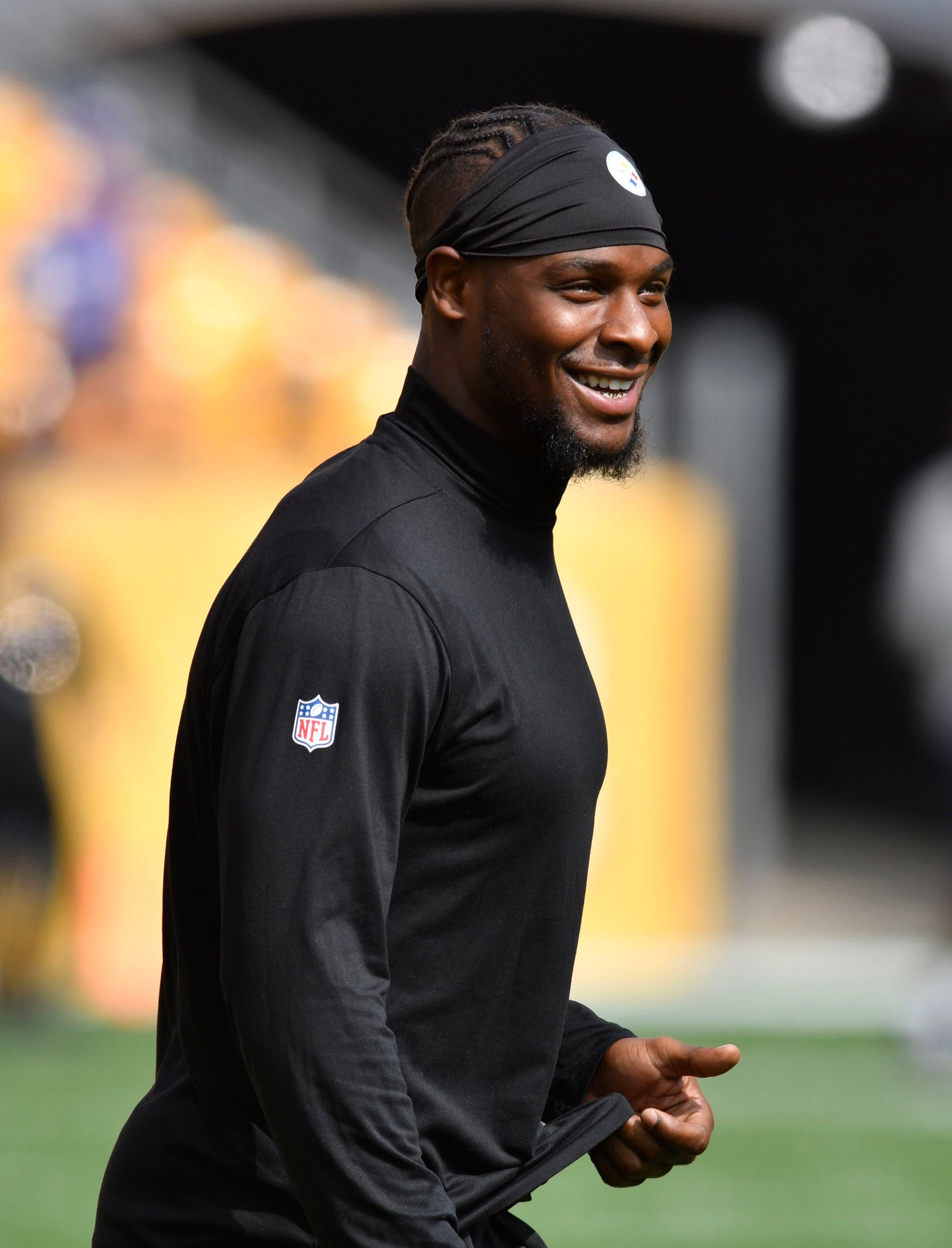 Sep 17, 2017; Pittsburgh, PA, USA; Pittsburgh Steelers running back Le'Veon Bell warms up prior to a game at Heinz Field. Mandatory Credit: Mark Konezny-USA TODAY Sports / Mark Konezny