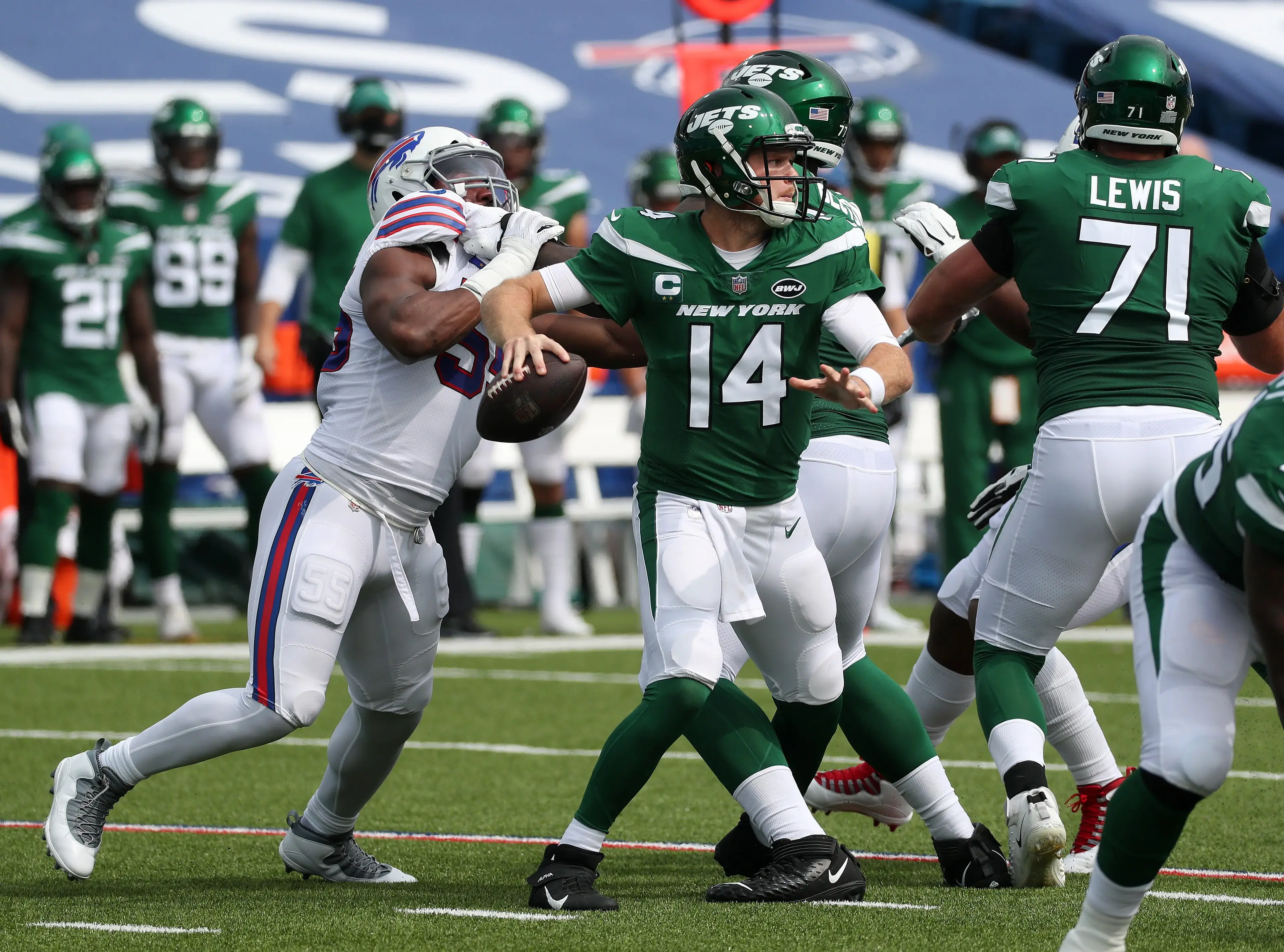 Sam Darnold looks to make a throw on the run / USA TODAY