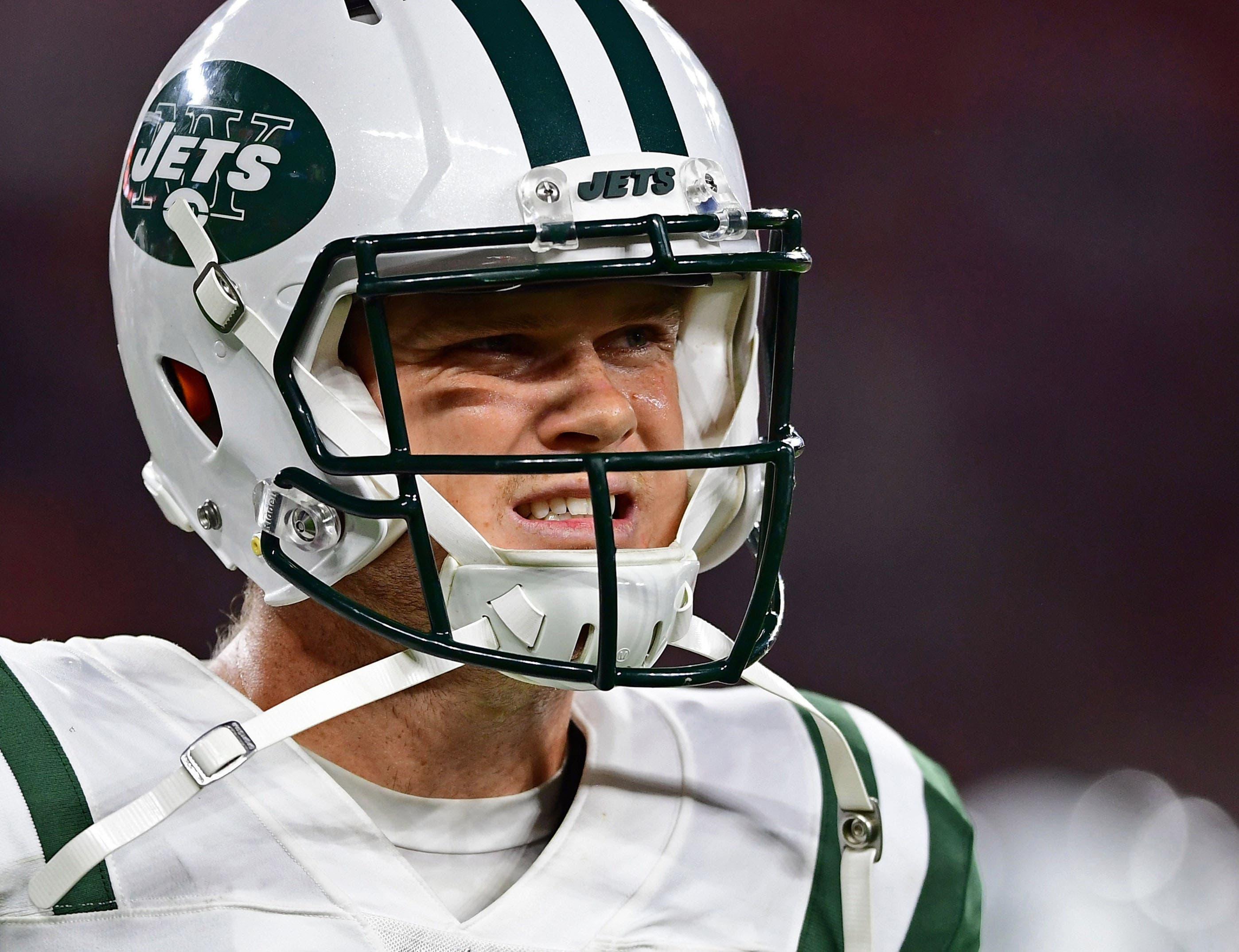 New York Jets quarterback Sam Darnold walks to the sideline during the second half of a game against the Cleveland Browns at FirstEnergy Stadium. / David Dermer/USA TODAY Sports