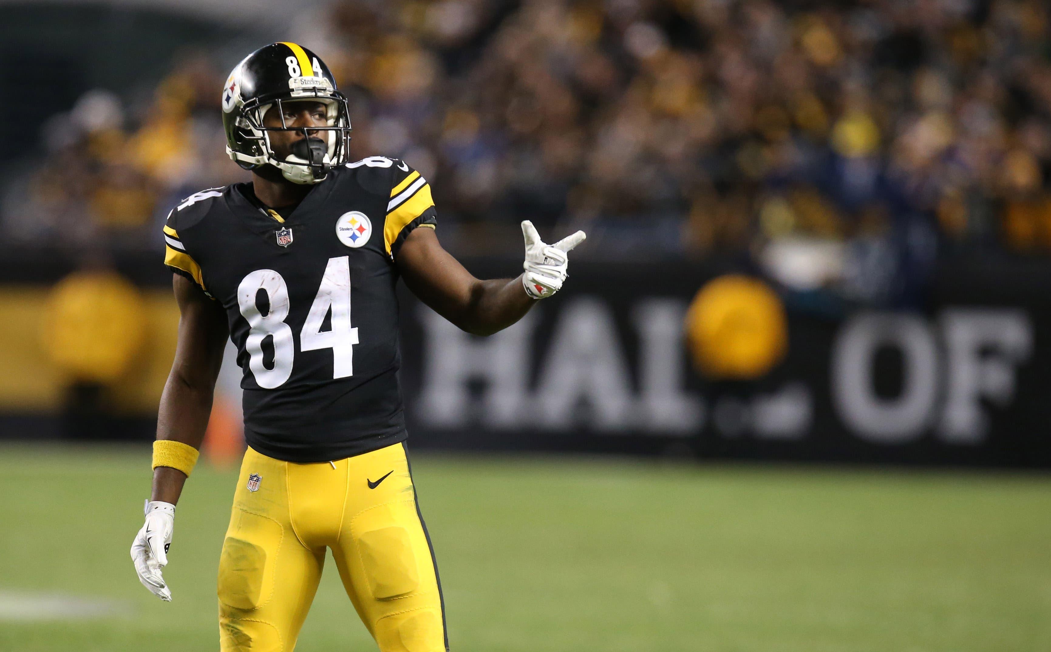 Dec 2, 2018; Pittsburgh, PA, USA; Pittsburgh Steelers wide receiver Antonio Brown (84) gestures at the line of scrimmage against the Los Angeles Chargers during the fourth quarter at Heinz Field. The Chargers won 33-30. Mandatory Credit: Charles LeClaire-USA TODAY Sports / Charles LeClaire