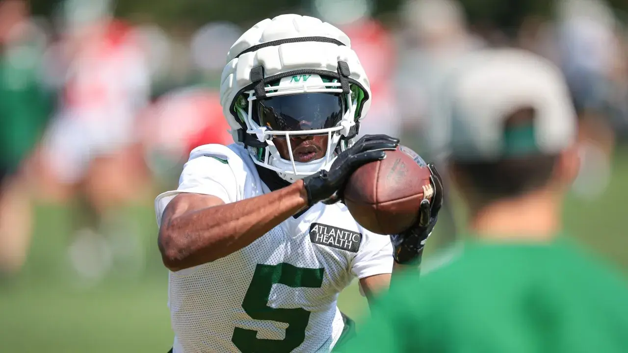 New York Jets wide receiver Garrett Wilson (5) catches the ball during a drill during training camp at Atlantic Health Jets Training Center. / Vincent Carchietta-USA TODAY Sports