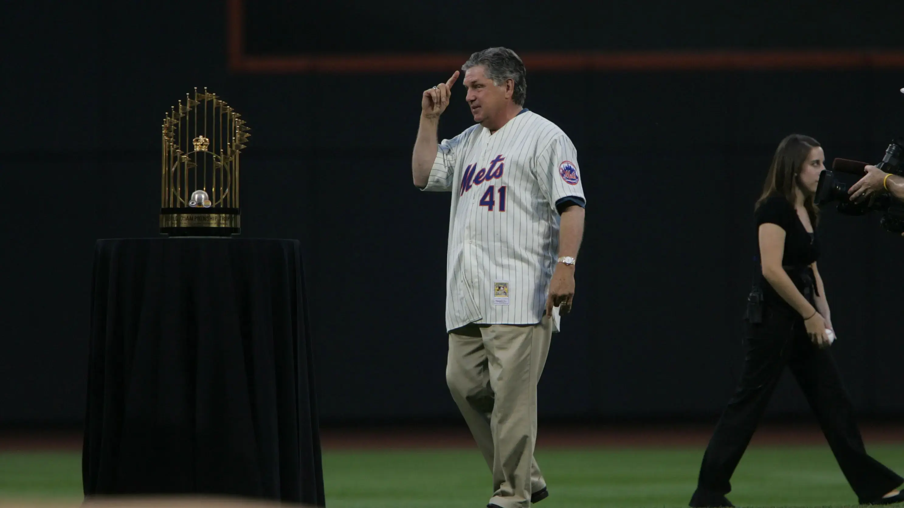 Tom Seaver walks on to field / USA TODAY