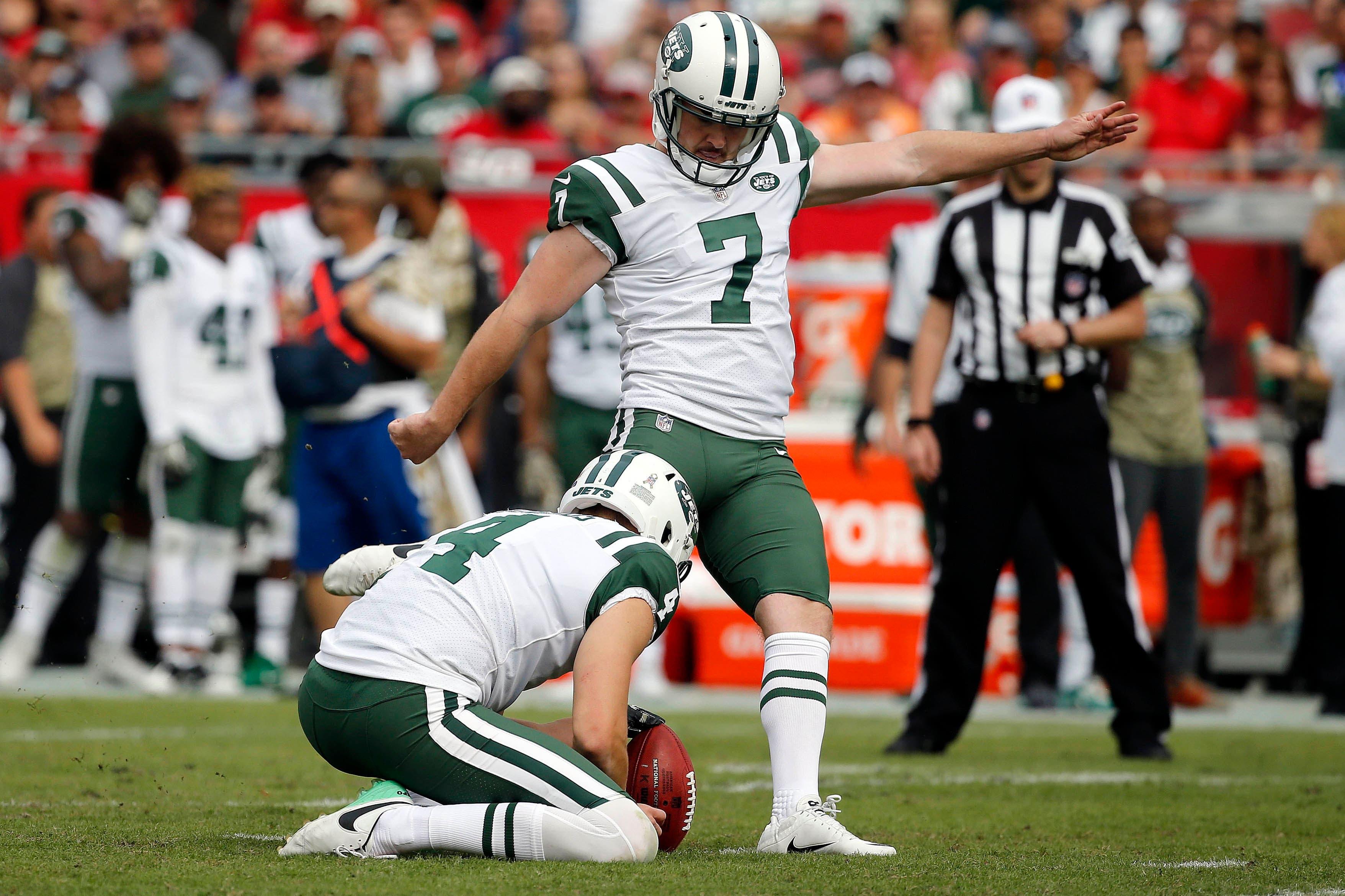 New York Jets kicker Chandler Catanzaro makes a field goal as punter Lac Edwards holds the ball during the first half at Raymond James Stadium. / Kim Klement/USA TODAY Sports