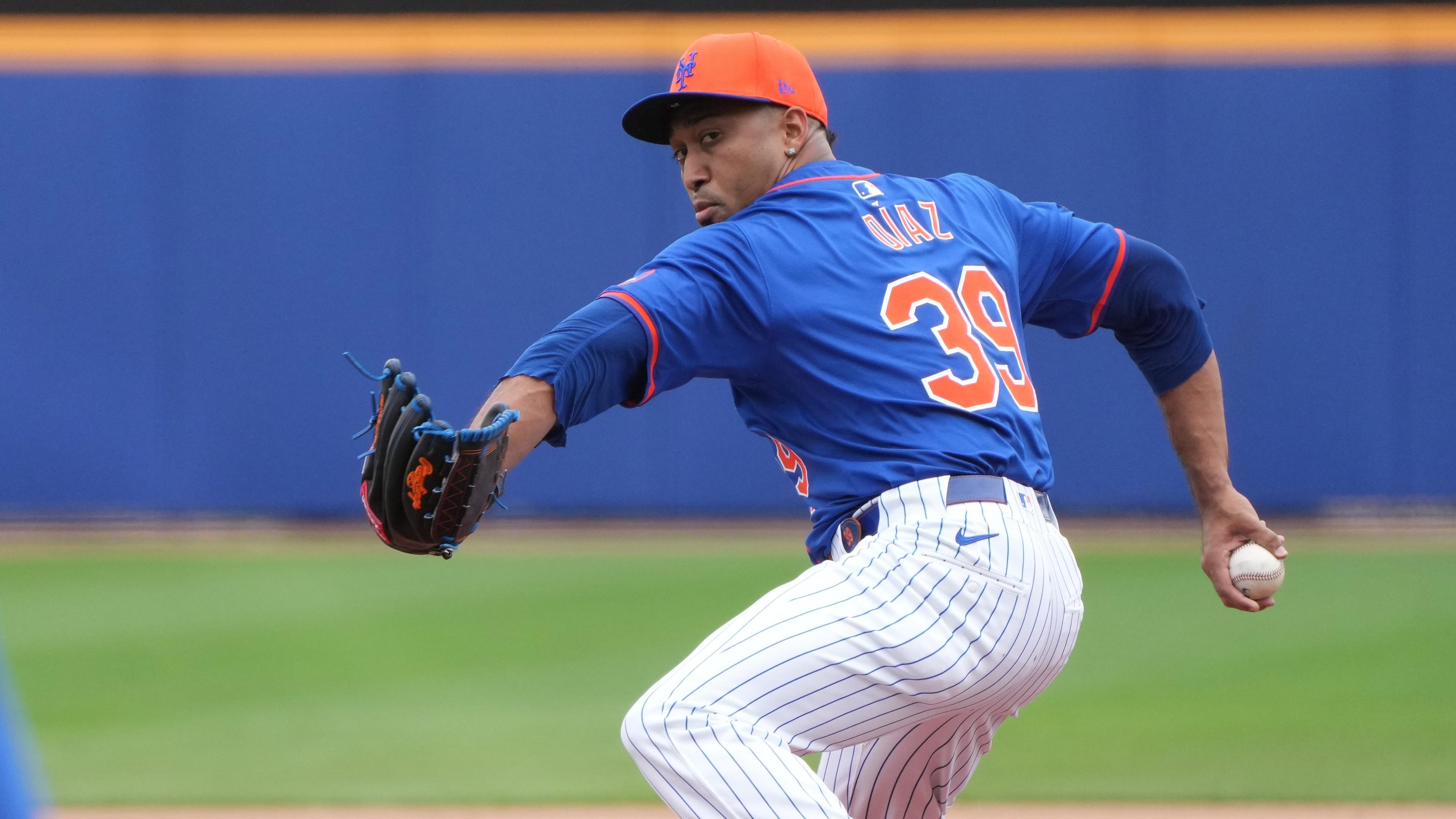 New York Mets relief pitcher Edwin Diaz (39) throws batting practice during workouts at spring training / Jim Rassol - USA TODAY Sports