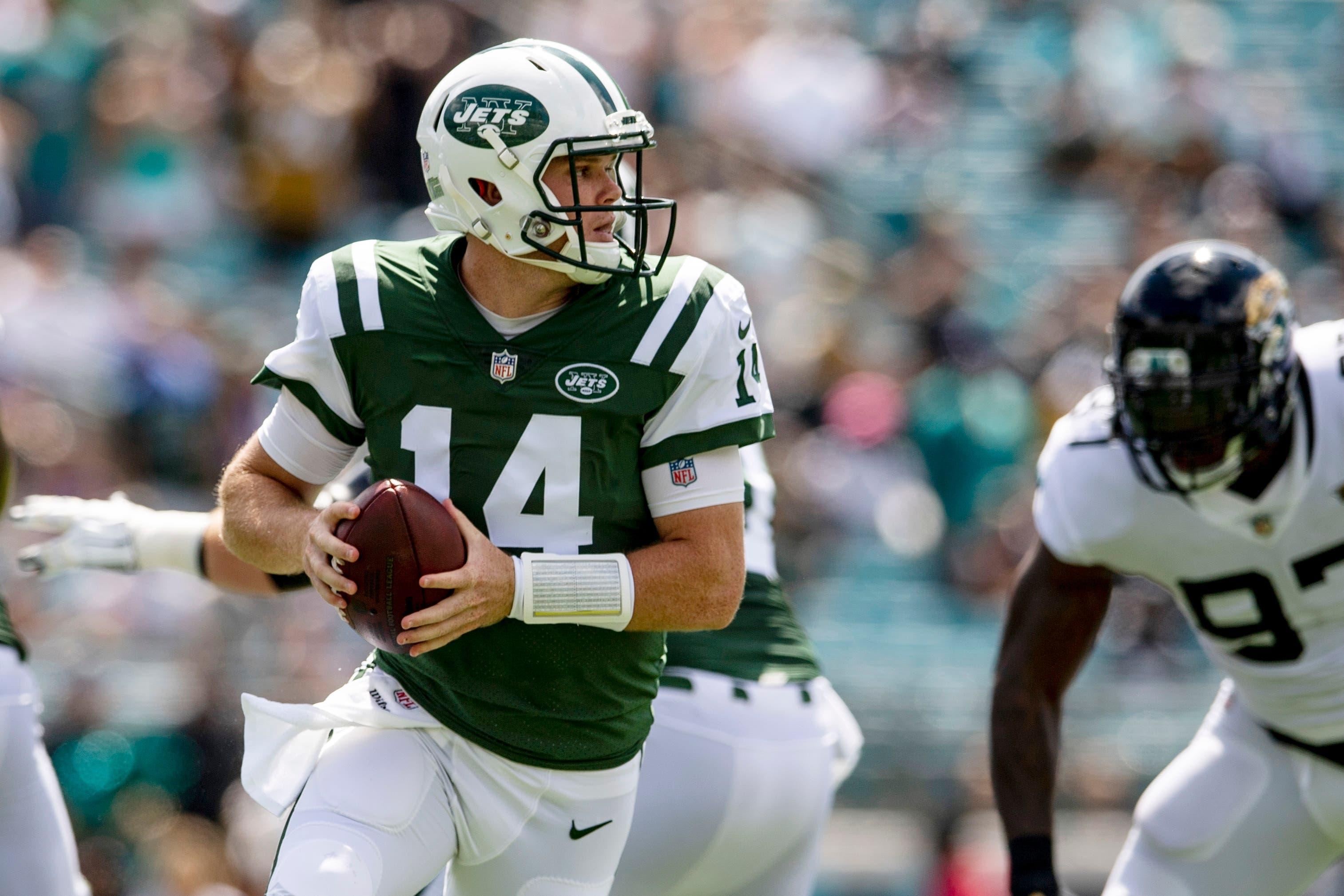 Sep 30, 2018; Jacksonville, FL, USA; New York Jets quarterback Sam Darnold (14) scrambles during the first half against the Jacksonville Jaguars at TIAA Bank Field. Mandatory Credit: Douglas DeFelice-USA TODAY Sports / Douglas DeFelice